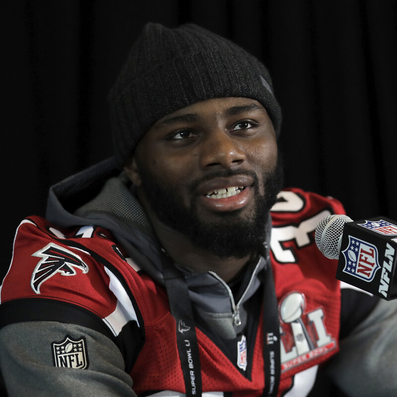 A New England Patriots fan wears a Patriots beanie hat to NRG Stadium  News Photo - Getty Images