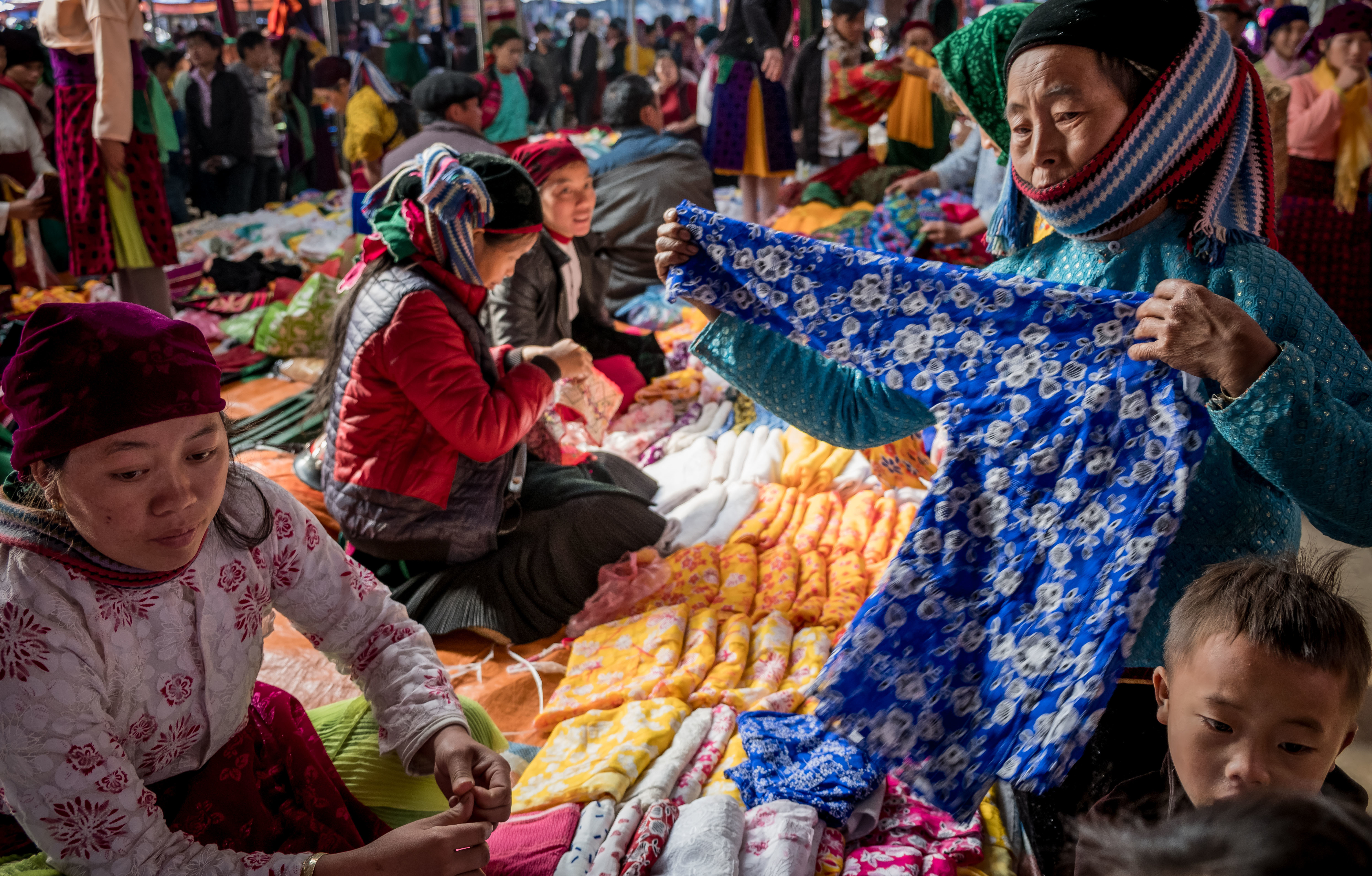 Vietnam's textile industry — and local markets like this one near the border with China — could benefit from the Regional Comprehensive Economic Partnership. (Getty Images)