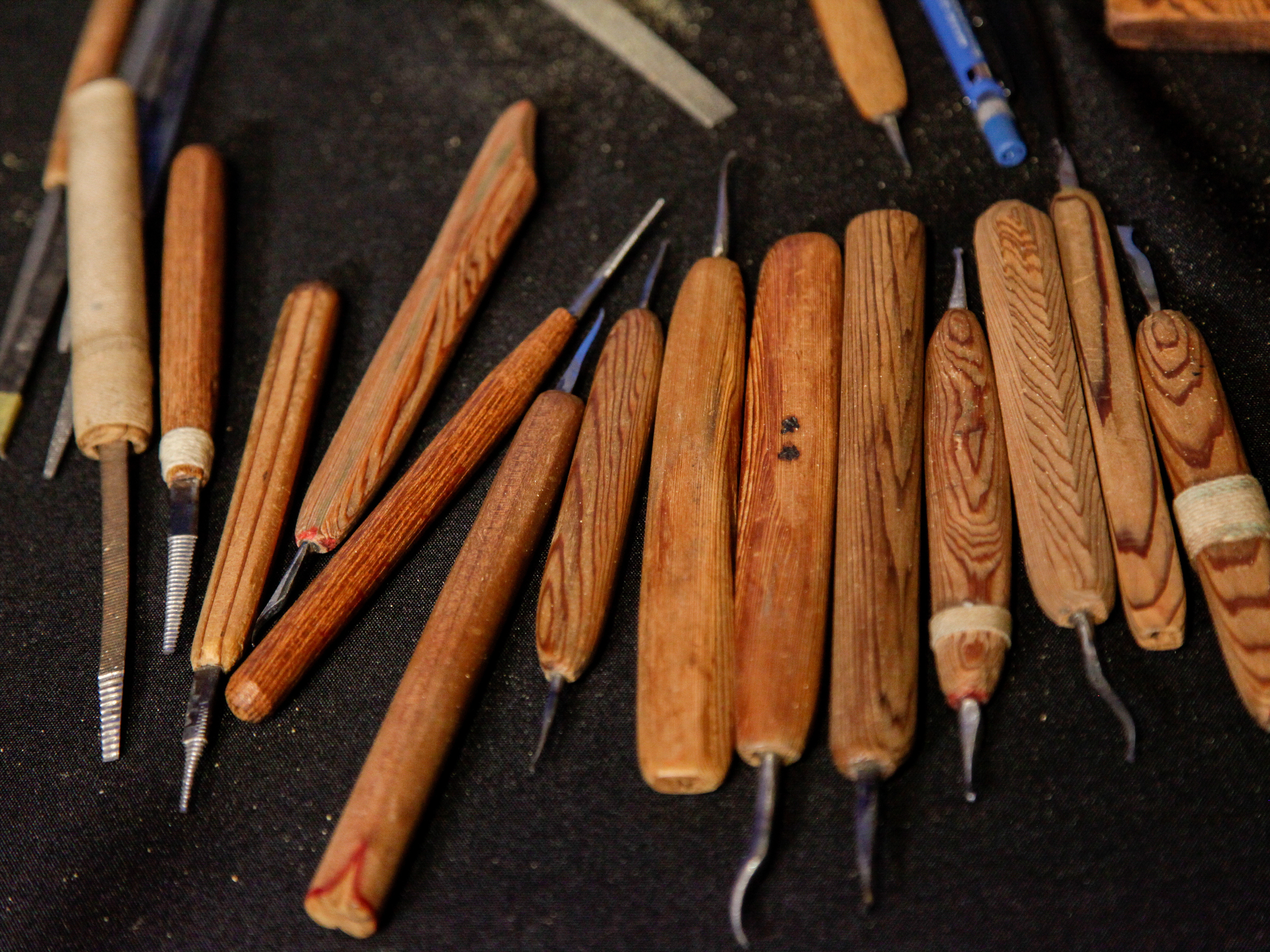 『天狗面に子供』 根付 　　（提げ物 /緒締め /帯留め /Netsuke） In The Art Of Netsuke, Tiny Toggles Tell Delightful Stories