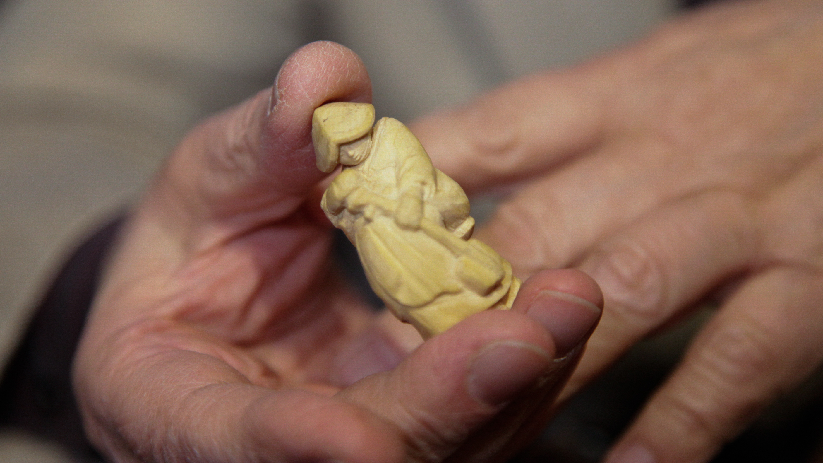 『天狗面に子供』 根付 　　（提げ物 /緒締め /帯留め /Netsuke） In The Art Of Netsuke, Tiny Toggles Tell Delightful Stories