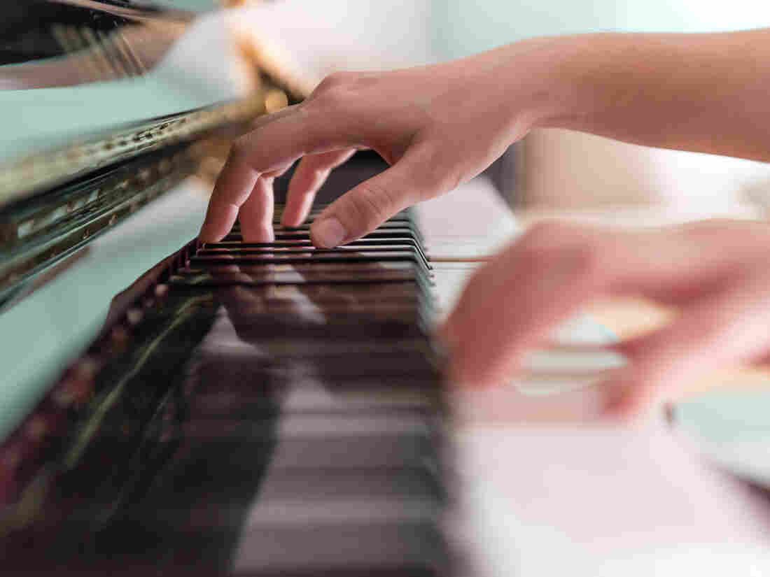 New video research shows that the eyes of novices and experts track differently when playing piano.
