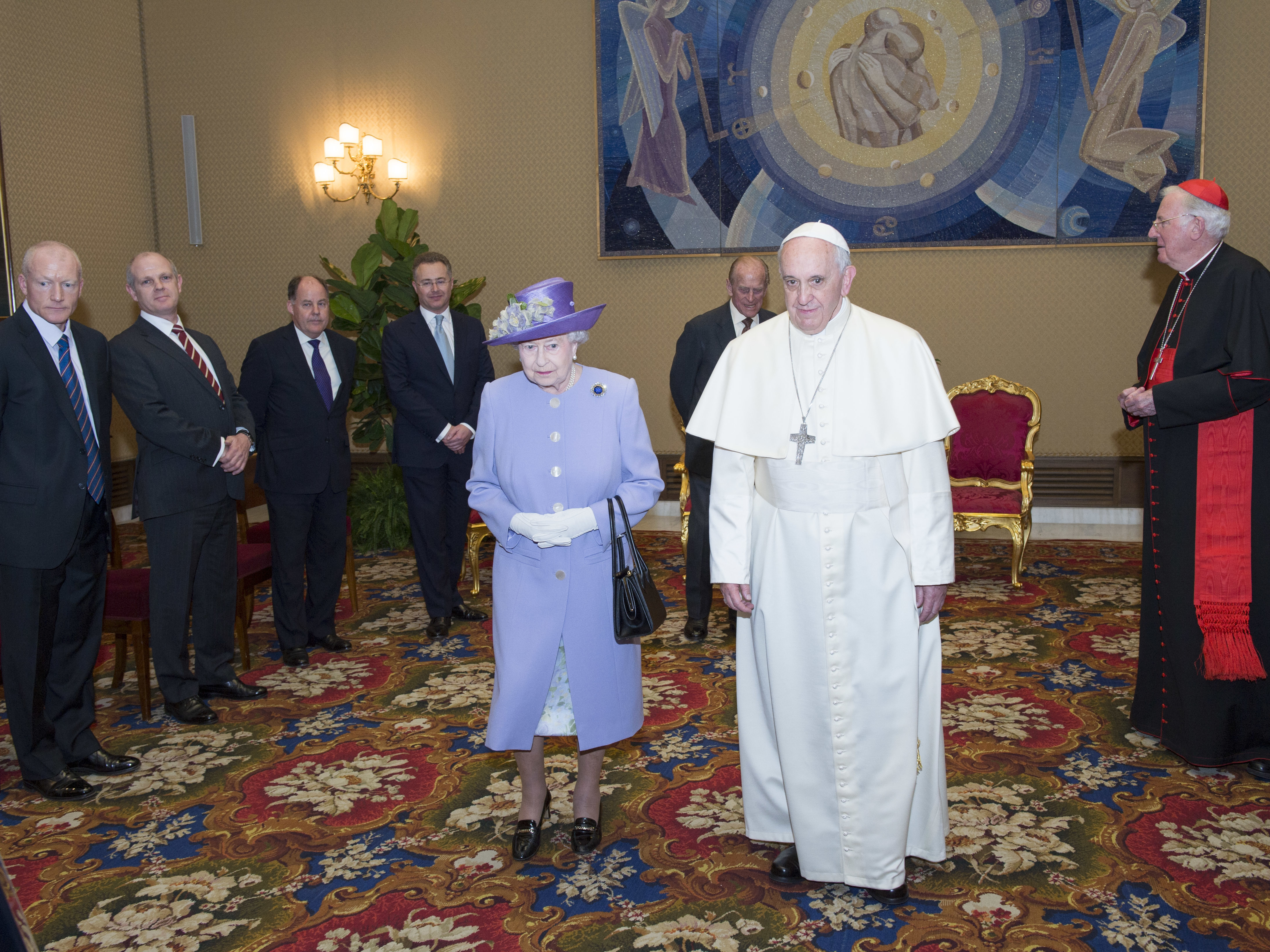 Queen Elizabeth II's decision to wear a lilac suit to meet with Francis in 2014 was seen as an effort by the pope to relax some Vatican rules.
(WPA Pool/Getty Images)