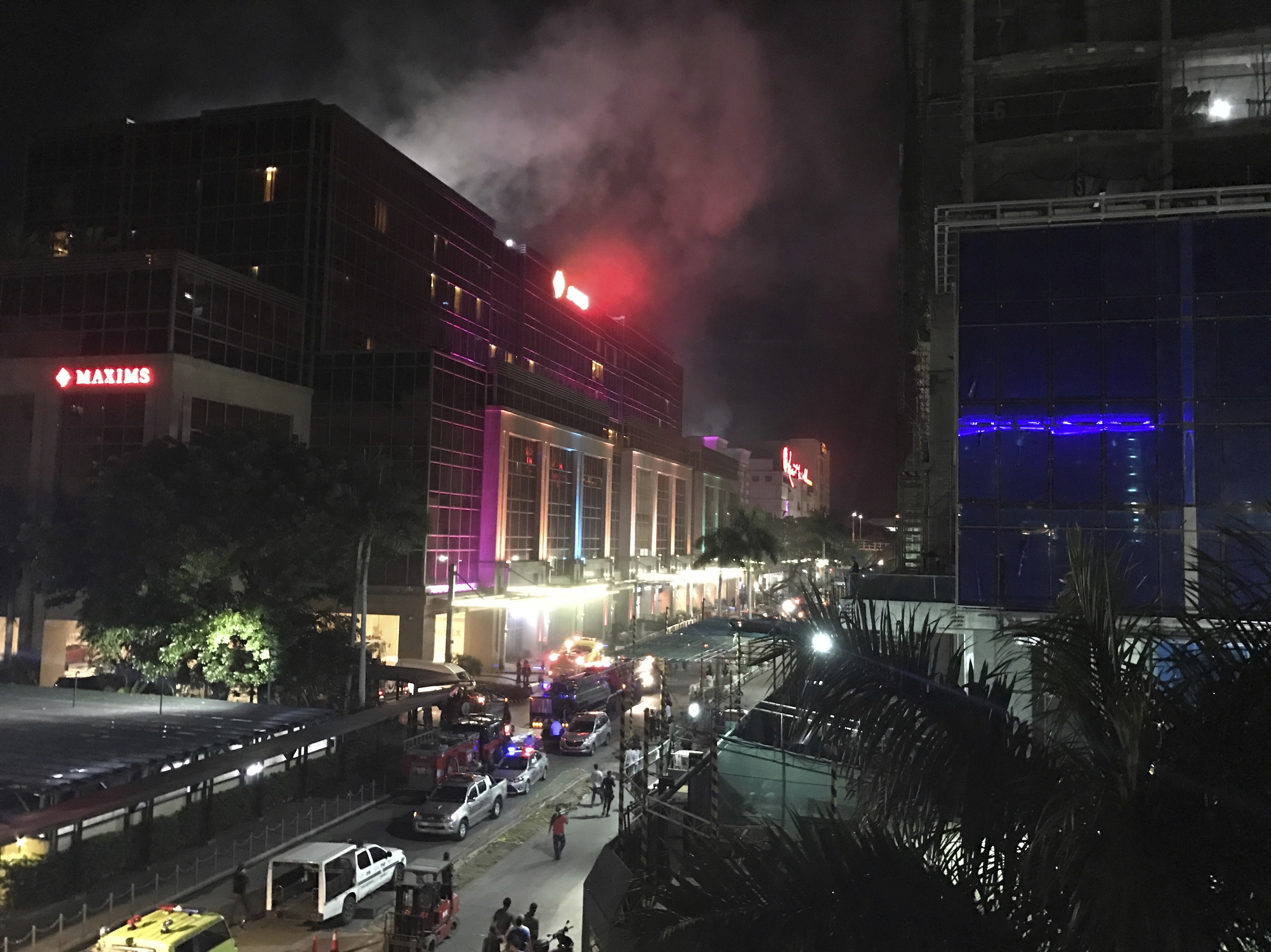 Gunshots and explosions at Philippine mall