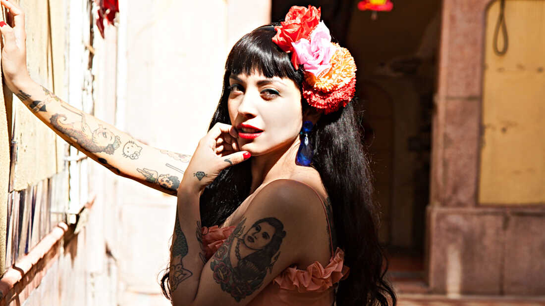 Mon Laferte - La Trenza Lyrics and Tracklist