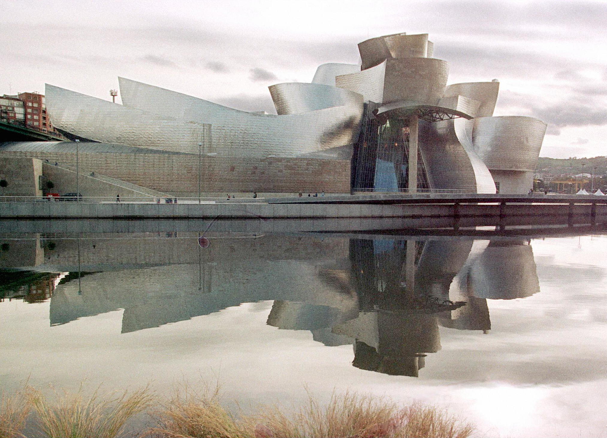 Image for Frank Gehry, whose designs defied gravity and convention, dies at 96