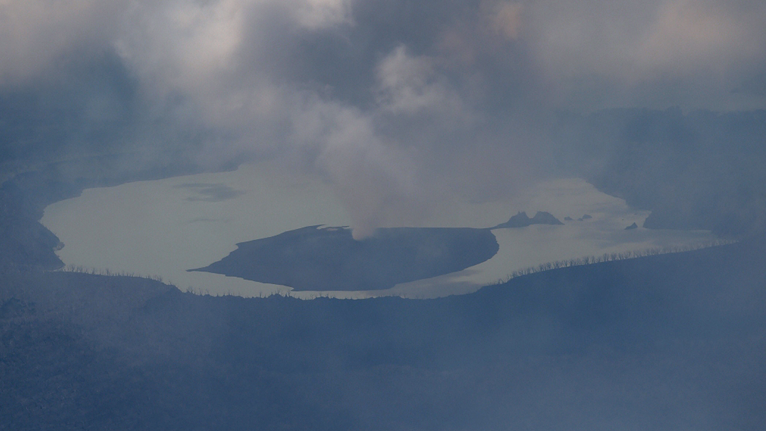 Volcano threat at Pacific island triggers mass evacuation
