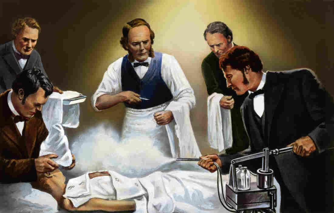 الجراح البريطاني جوزيف ليستر (joseph lister) يستخدم رذاذ حمض الكربوليك في واحدة من أولى عملياته الجراحية المطهرة حوالي عام 1865.