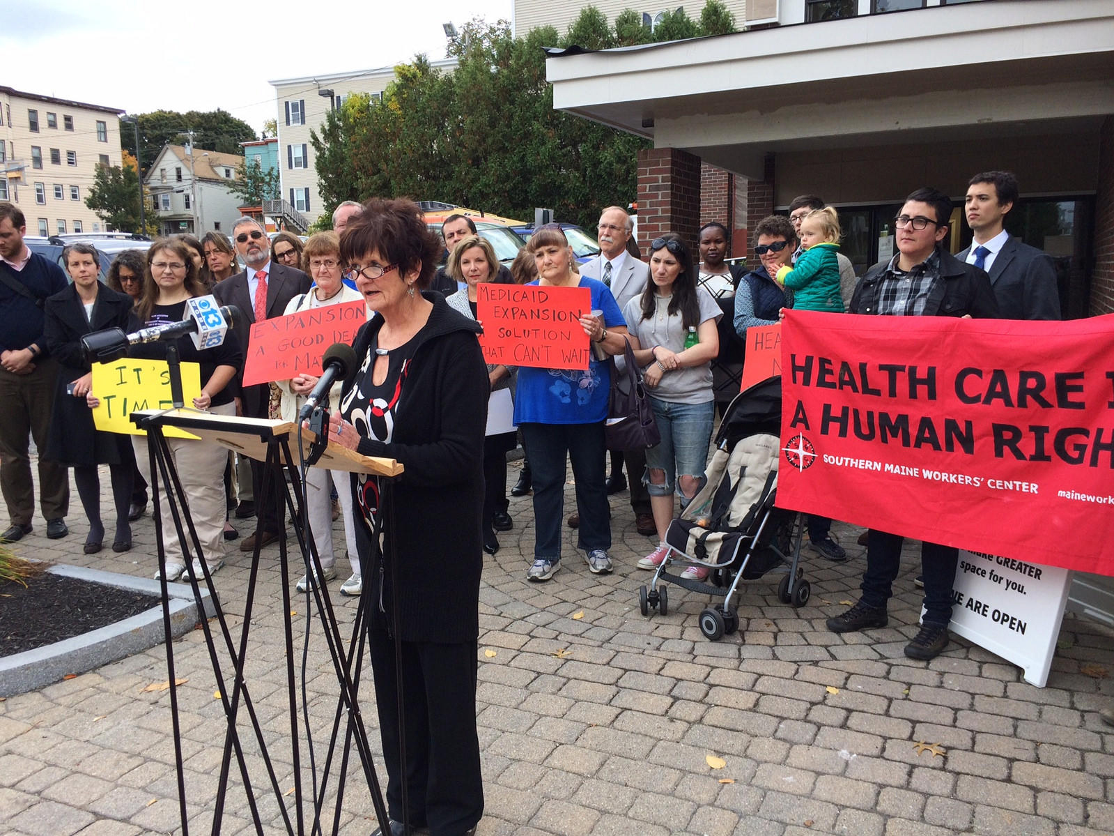 Kathleen Phelps, who lacks health insurance, speaks in favor of expanding Medicaid at a news conference in Portland, Maine on Oct. 13, 2016. (Patty Wight/Maine Public Radio)