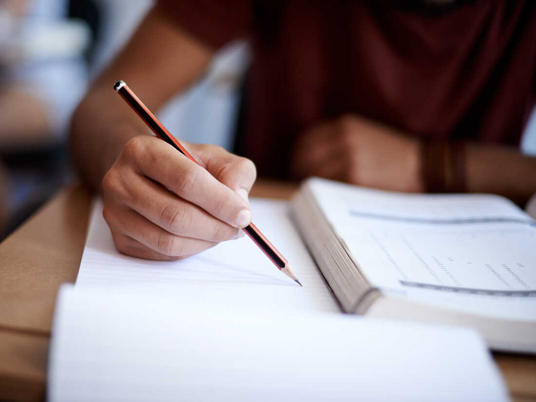 College students give up talking and technology for a month as part of a "Living Deliberately" course.