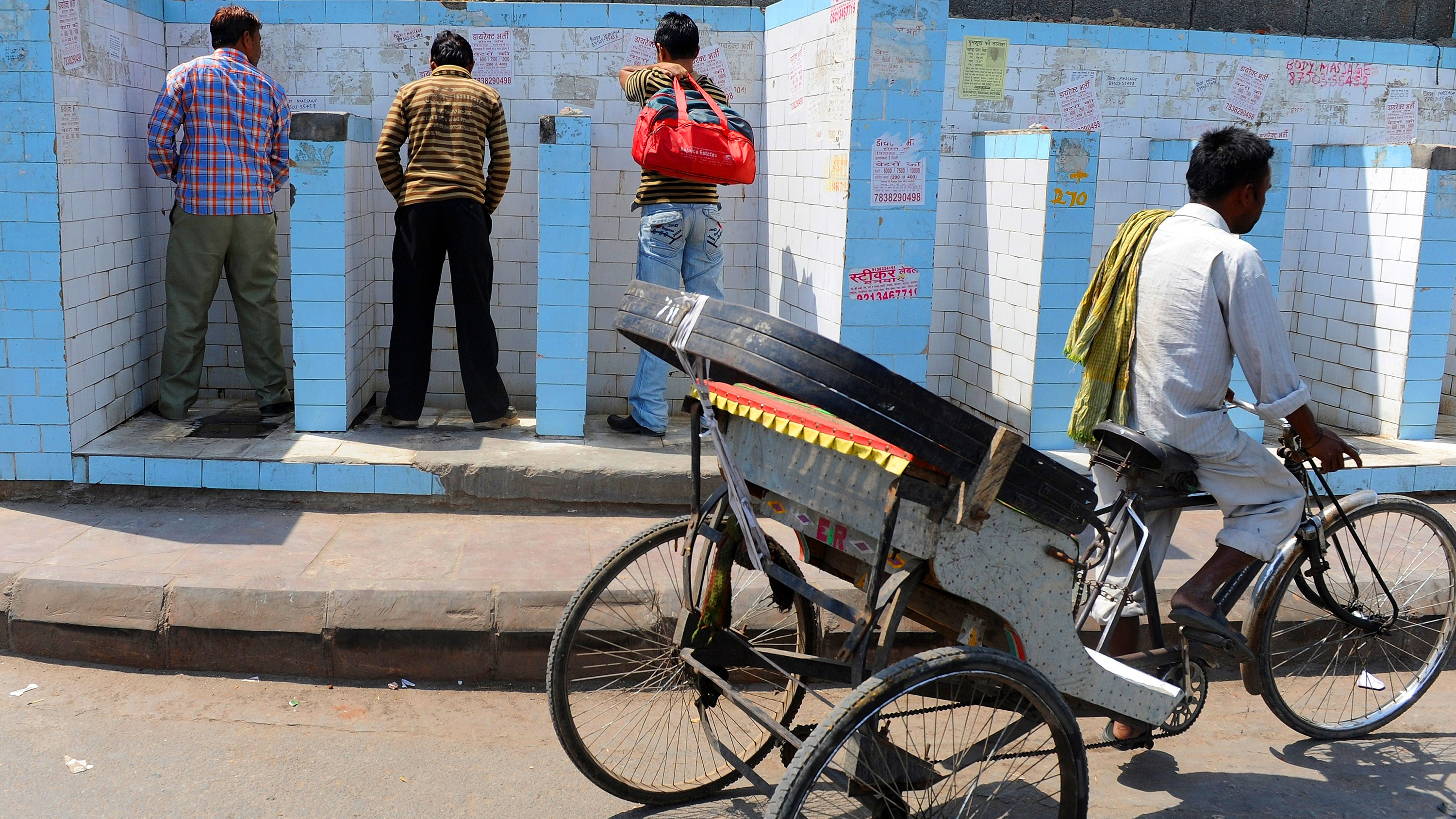 Indian men use a roadside public urinal in New Delhi. (AFP/Getty Images)