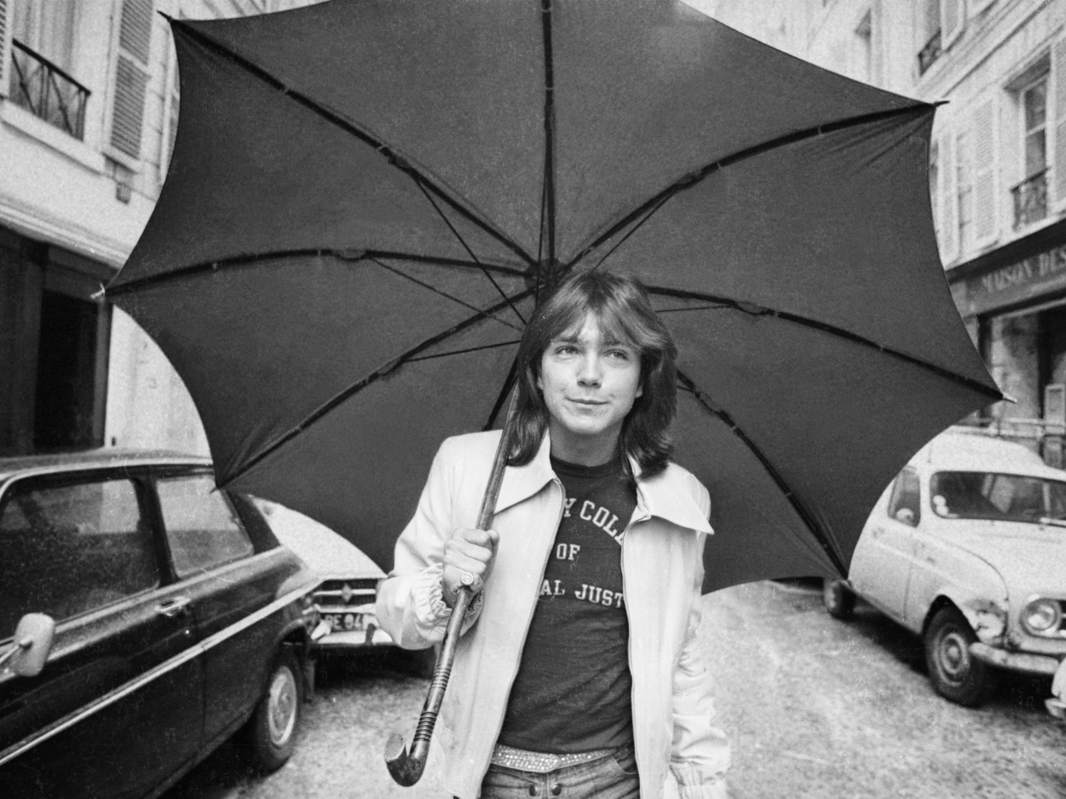 David Cassidy walks down a street in London in April 1974. (Getty Images)