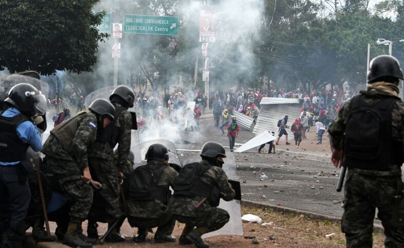 Supporters of Honduran presidential candidate Salvador Nasralla clash with soldiers and riot police near the Electoral Supreme Court (TSE) on Thursday. (Orlando Sierra/AFP/Getty Images)