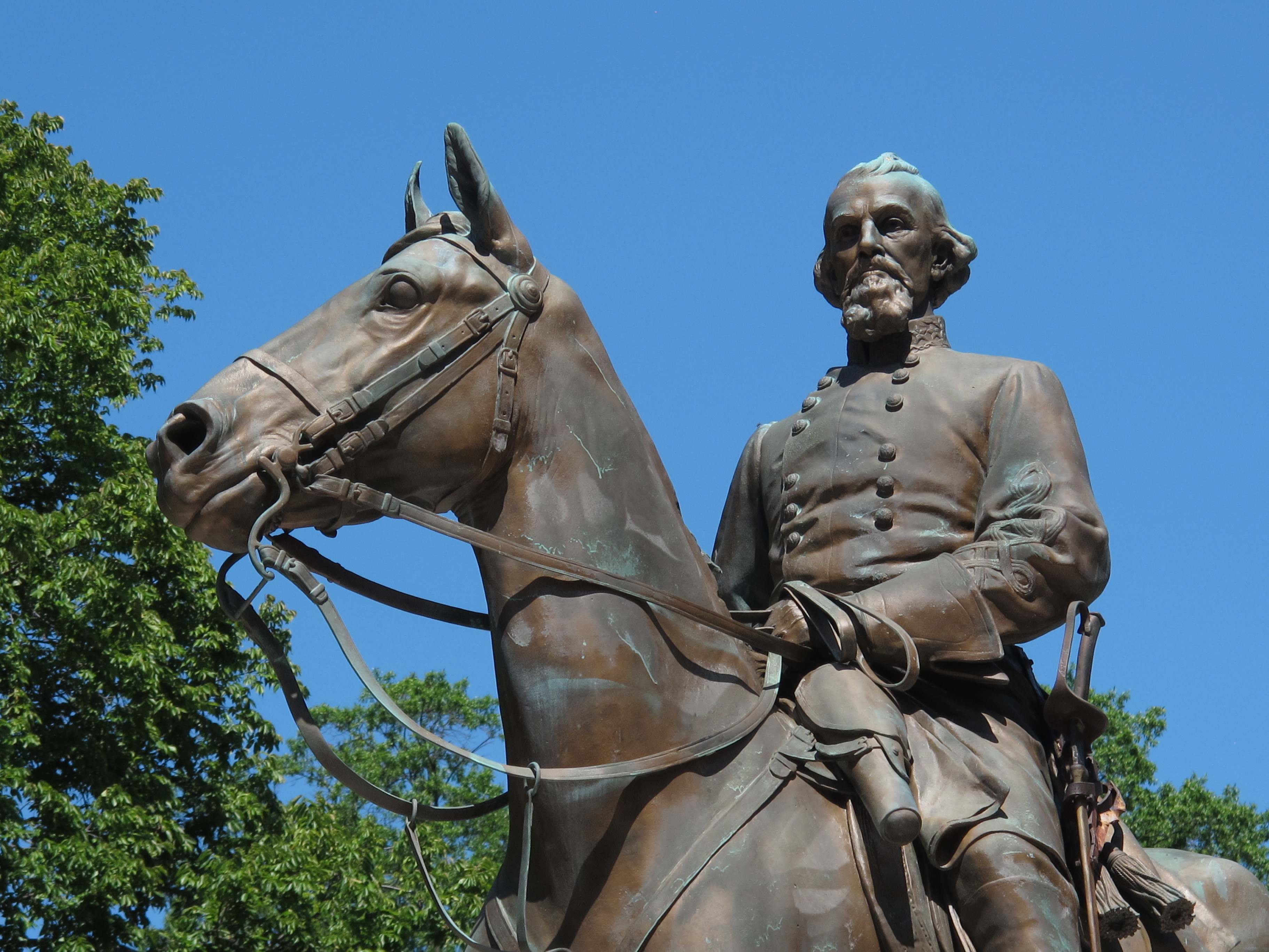 Finding a legal loophole, Memphis takes down its Confederate statues