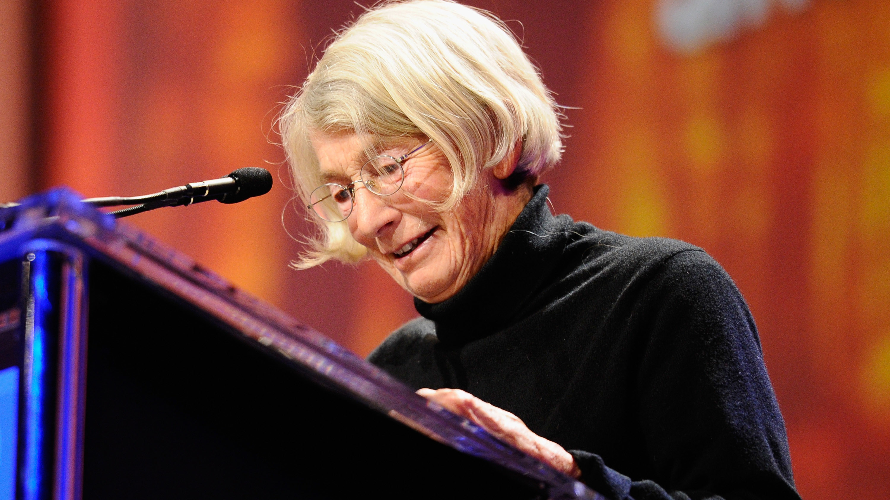 Poet Mary Oliver speaks at the 2010 Women's Conference in California. (Getty Images)
