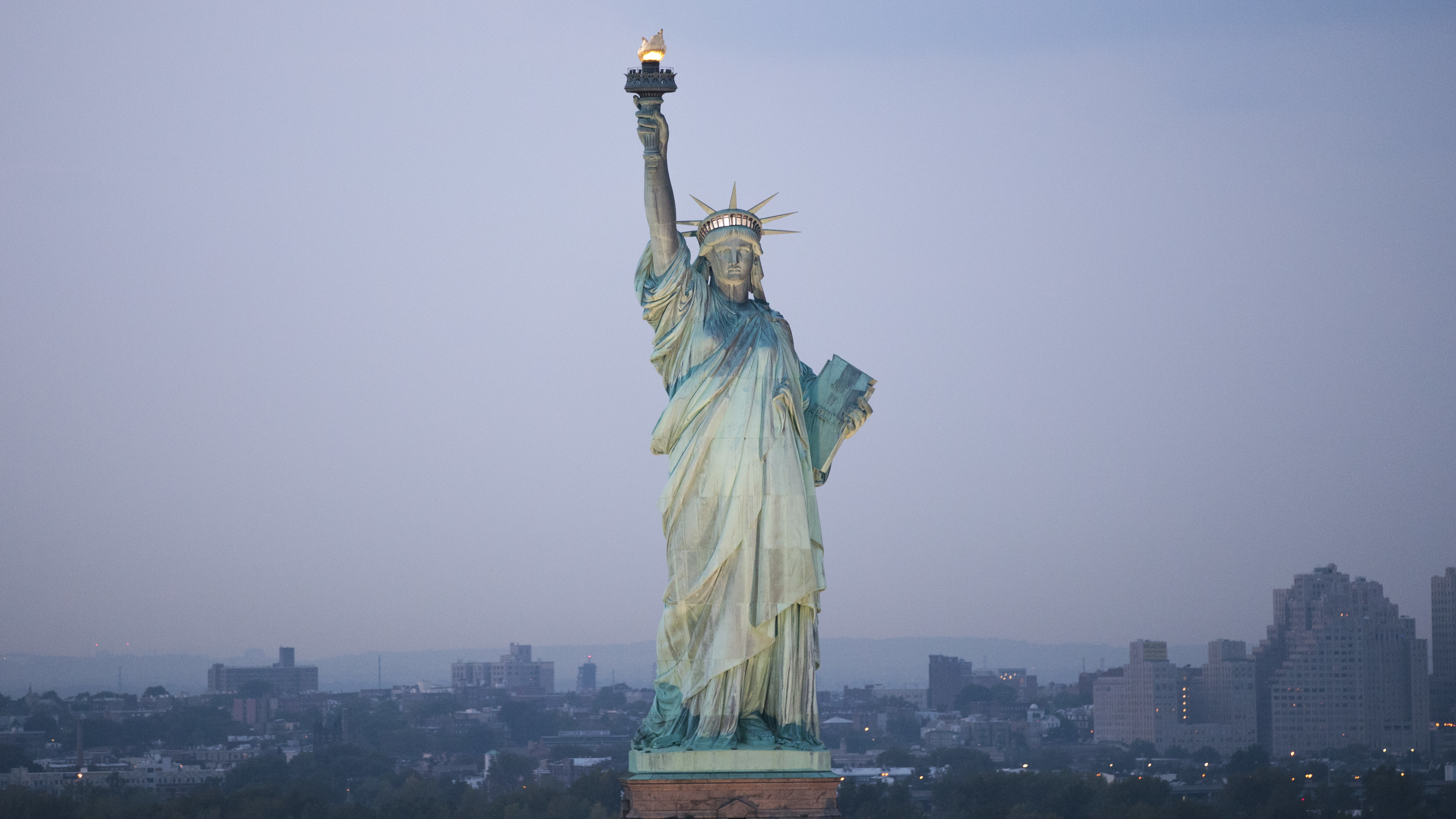 A century ago, many new immigrants to the United States ended up returning home. And it often took a while for those who stayed to learn English and integrate into American society. (Getty Images)