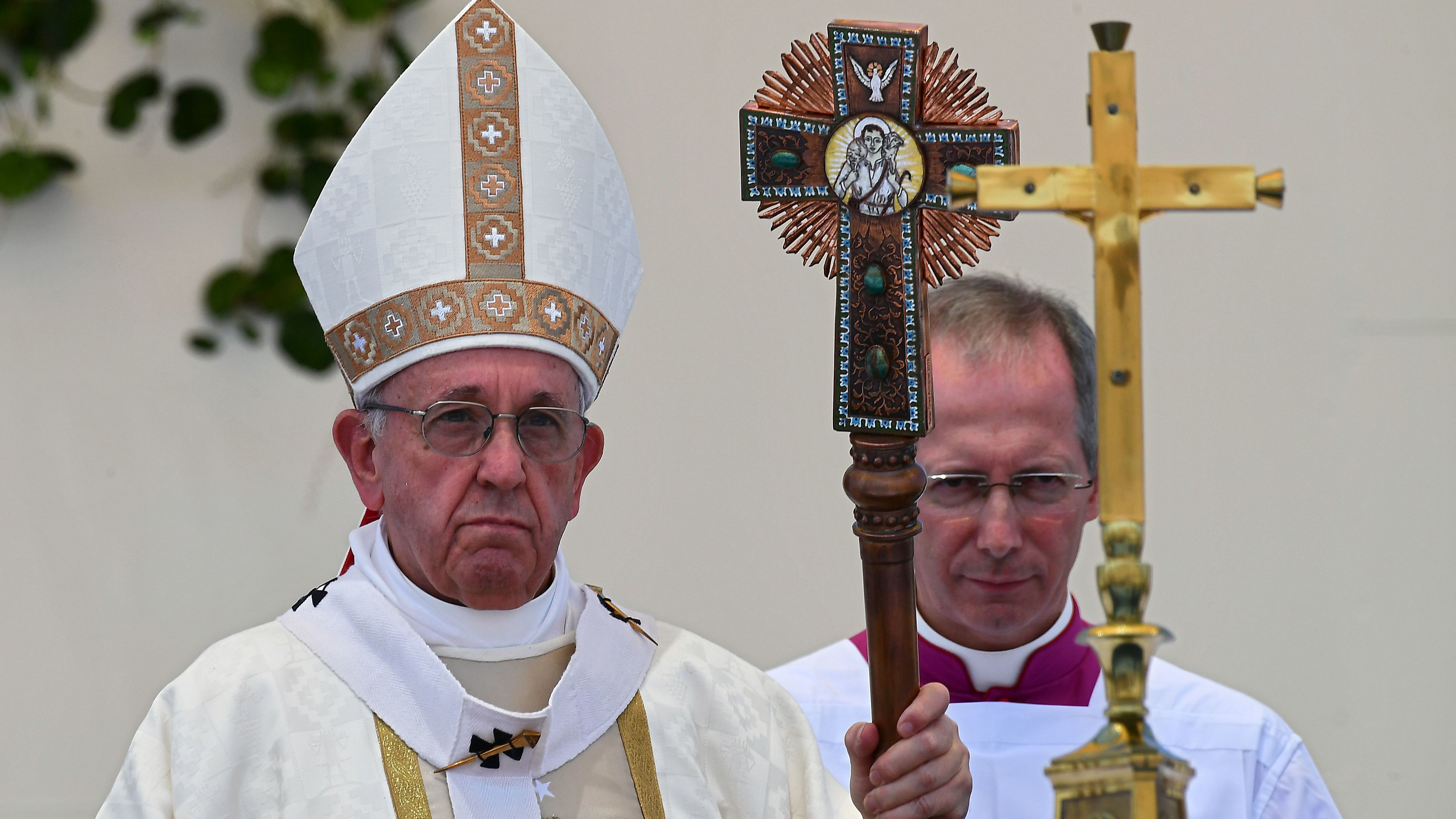 Pope Francis celebrated an open-air mass at Lobitos Beach, near the Chilean city of Iquique, shortly after he defended a bishop who was the protege of a priest who was a notorious sexual abuser. (AFP/Getty Images)