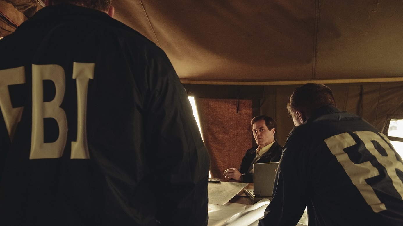 Michael Shannon plays FBI negotiator Gary Noesner, who gets called in to try to bring a peaceful end to the government standoff with David Koresh and the Branch Davidians in <em>Waco</em>. (Paramount Channel)