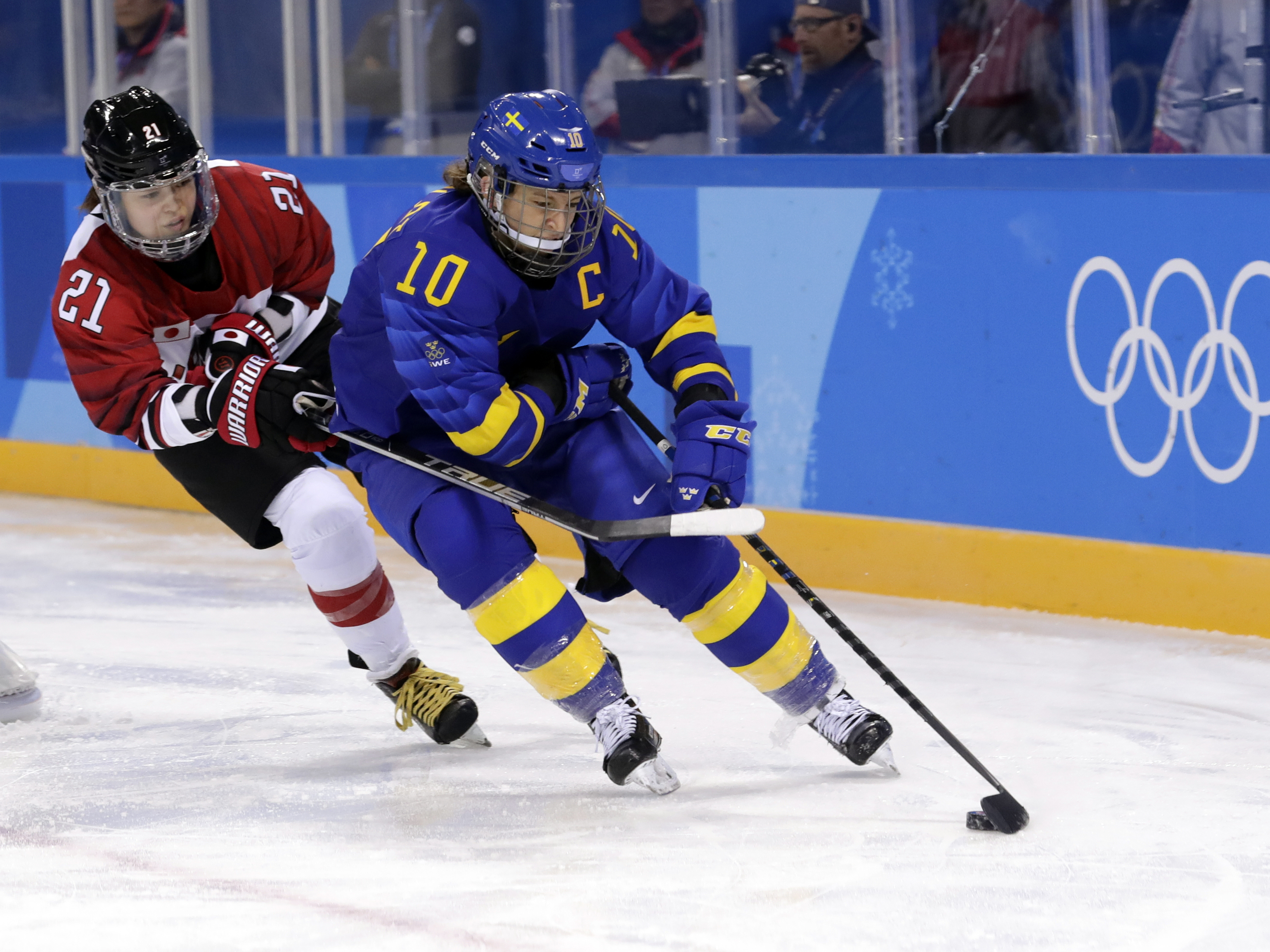PYEONCHANG - Emilia Ramboldt (10), of Sweden, and Hanae Kubo (21), of Japan, battle for the puck during the second period of the preliminary round of the women's hockey game at the 2018 Winter Olympic Games. (Frank Franklin II/AP)
