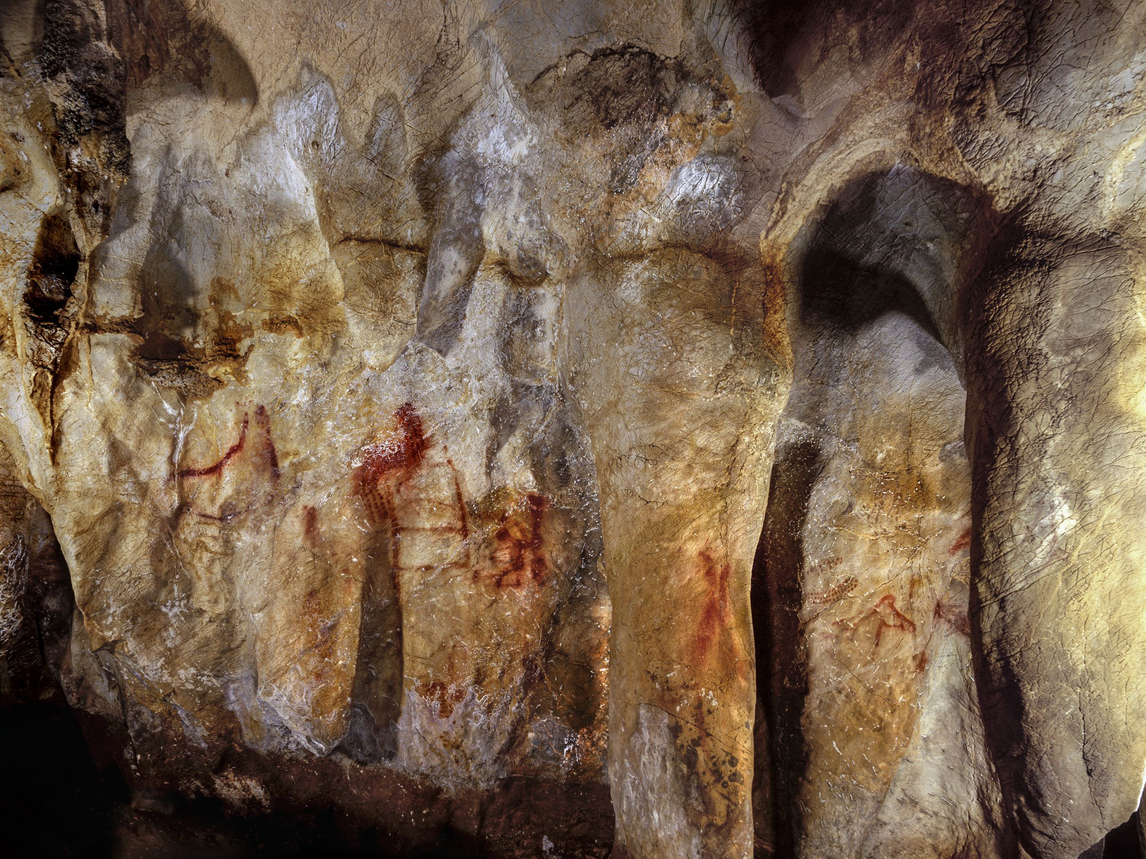 The scalariform (ladder shape) painting composed of red horizontal and vertical lines (center left) dates to older than 64,000 years and was made by Neanderthals. (Science Advances)
