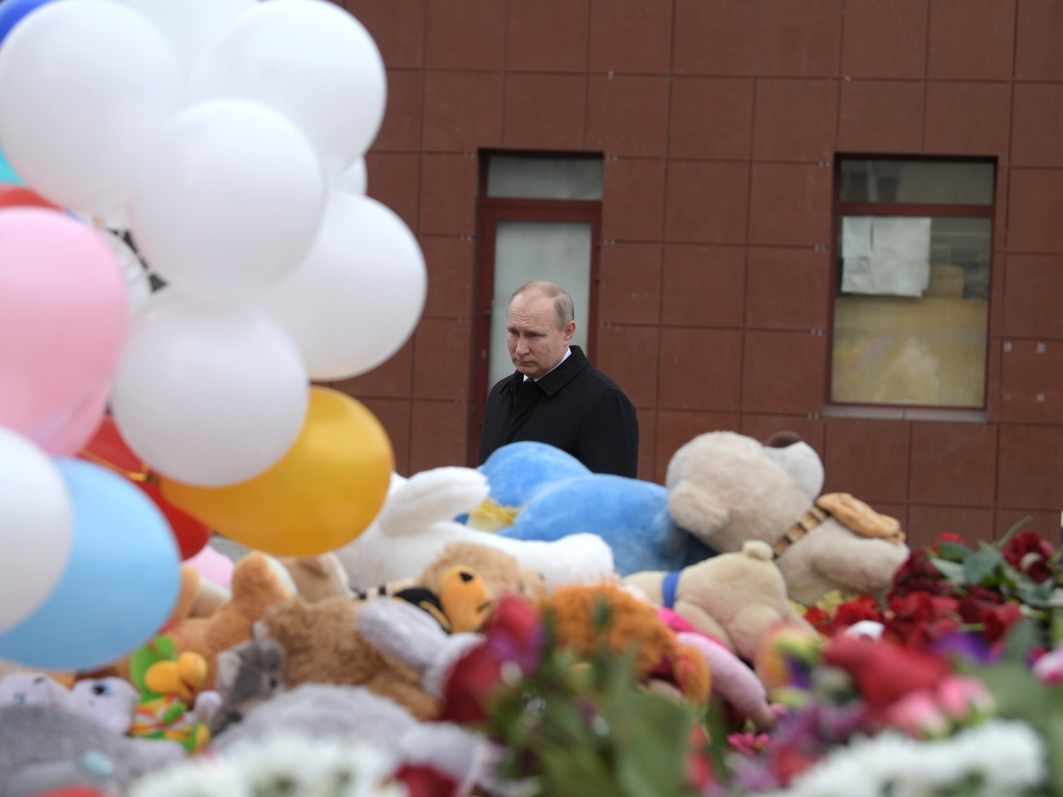 Russian President Vladimir Putin lays a flower at a shopping mall in Kemerovo two days after more than 60 people were killed on Sunday in a fire. (Getty Images)