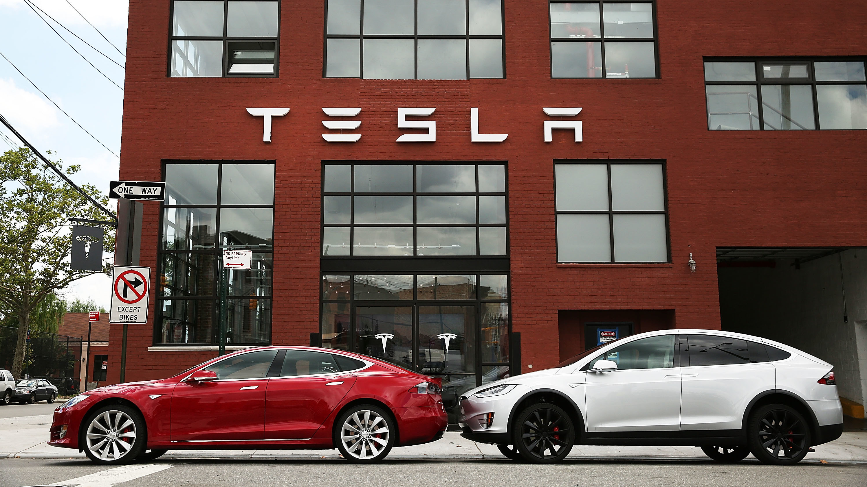 Tesla vehicles sit parked outside of a new Tesla showroom and service center in Red Hook, Brooklyn in 2016. (Getty Images)