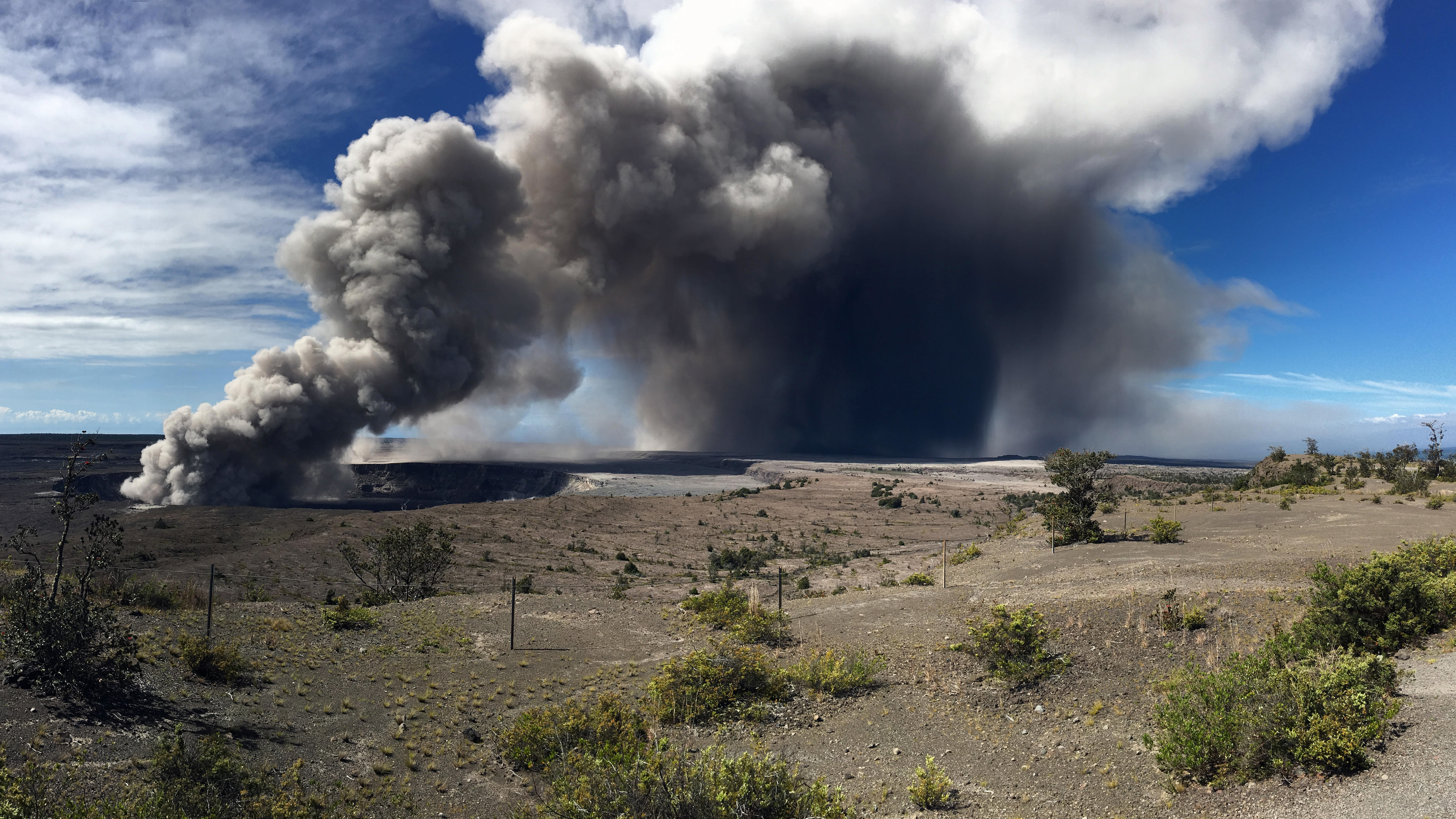 Red alert issued for aviation as Kilauea spews 'vog' 12,000 feet into sky
