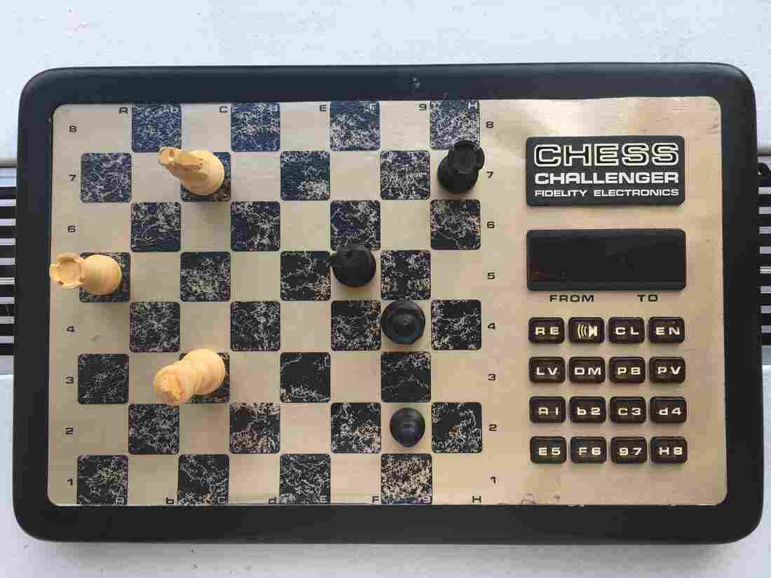 Electronic chess board
