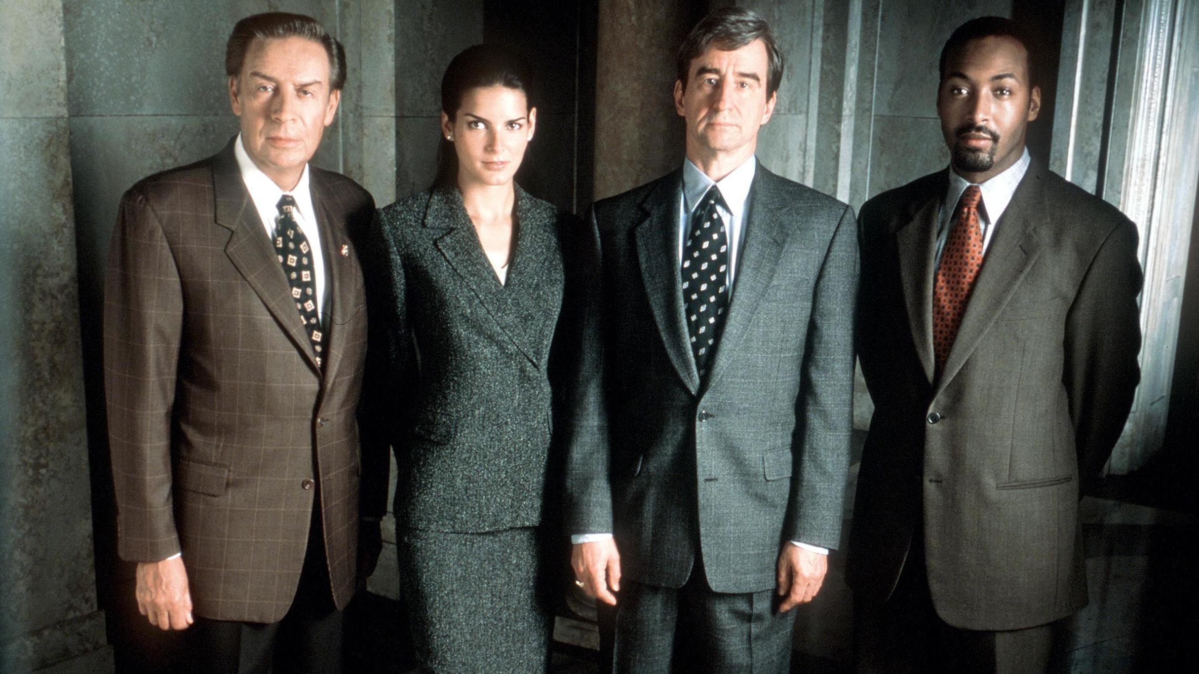 Jerry Orbach, Angie Harmon, Sam Waterston and Jesse L. Martin, from the 1999 cast of <em>Law & Order</em>. (Getty Images)