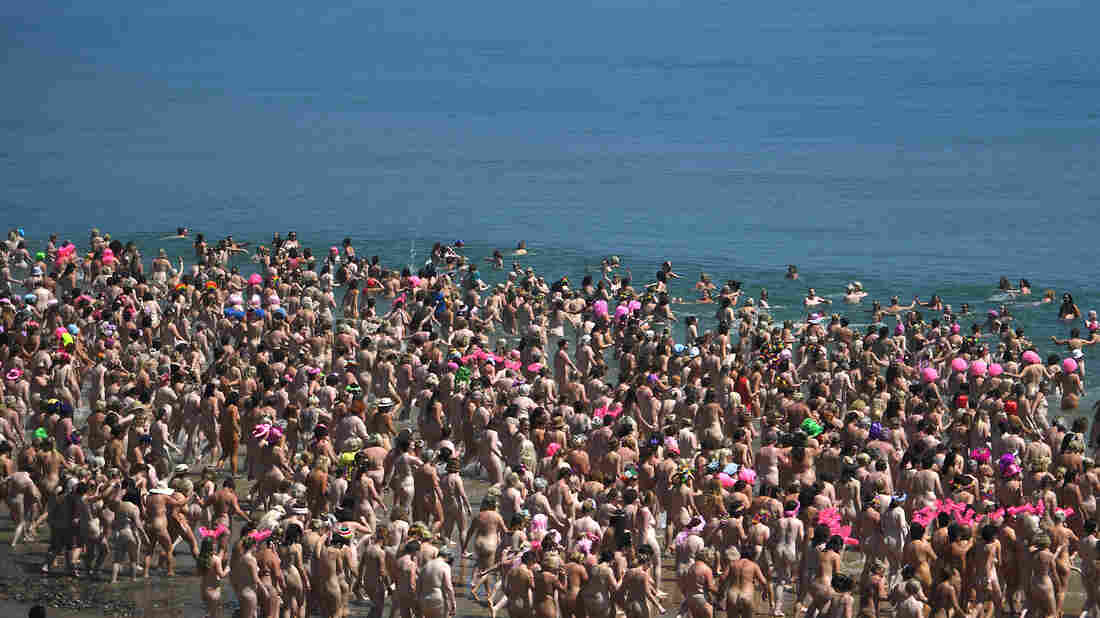 Strip And Dip On Irish Coast Sets Guinness Record For Largest Skinny