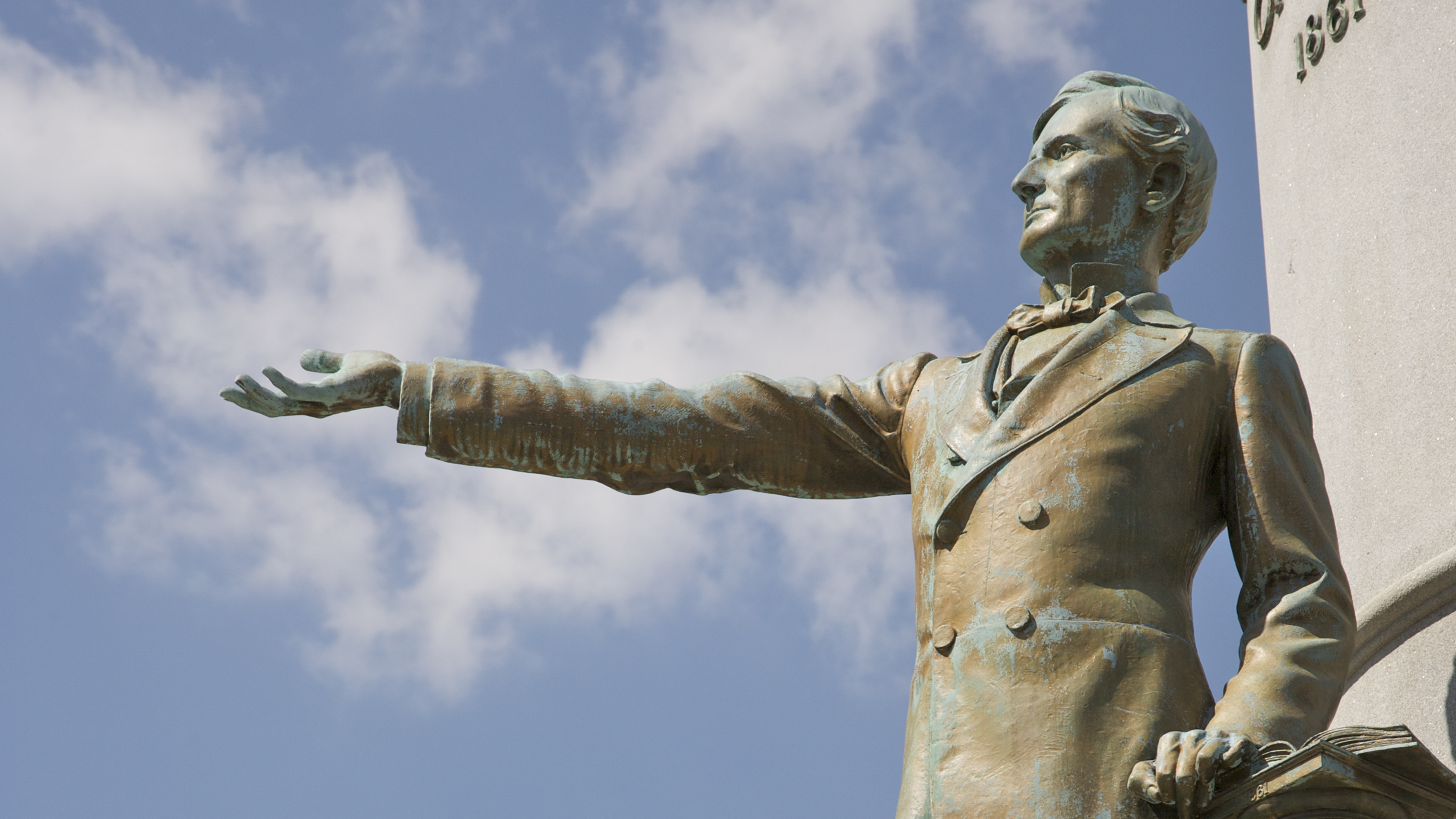 Commission members recommended that the monument to Jefferson Davis be taken down. The bronze statue was unveiled in 1907 at a reunion of thousands of Confederate veterans. (Getty Images)