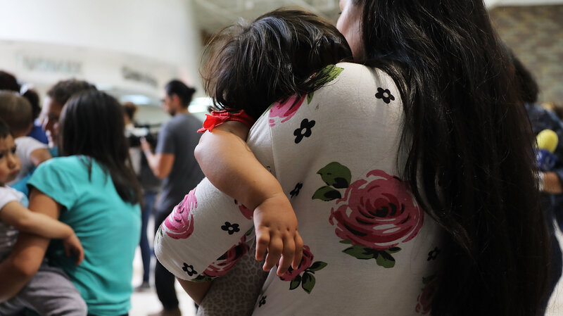judge rejects trump administration s bid to detain migrant children