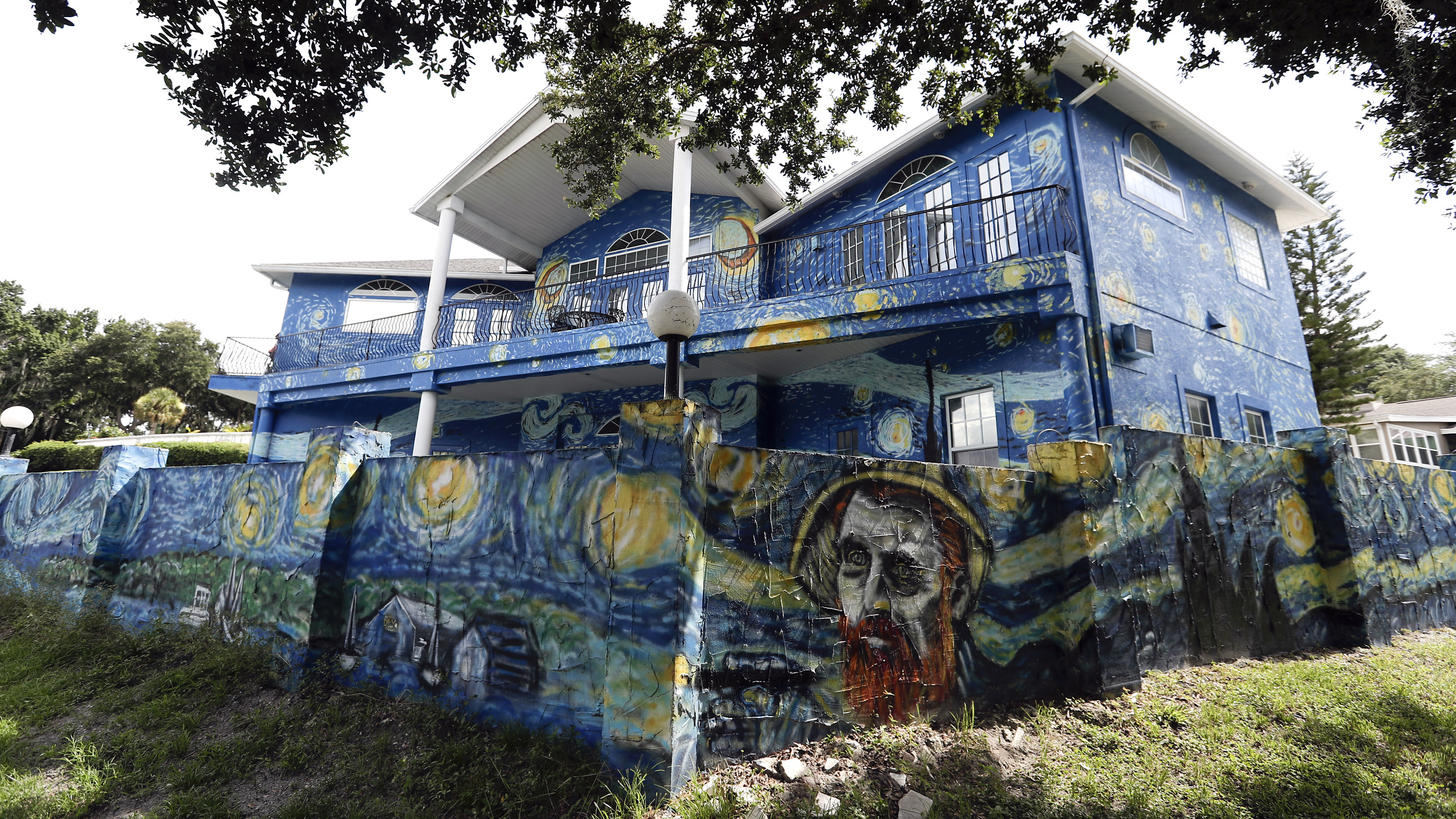 The Mount Dora City Council unanimously agreed on Tuesday that homeowners, Nancy Nemhauser and Lubomir Jastrzebski, can keep a mural interpretation of Vincent Van Gogh