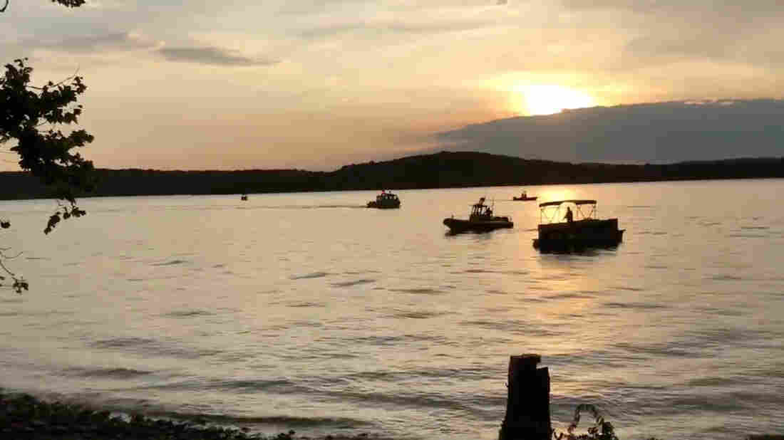 Excursion boat sinks on Table Rock Lake Excursion boat sinks on Table Rock Lake