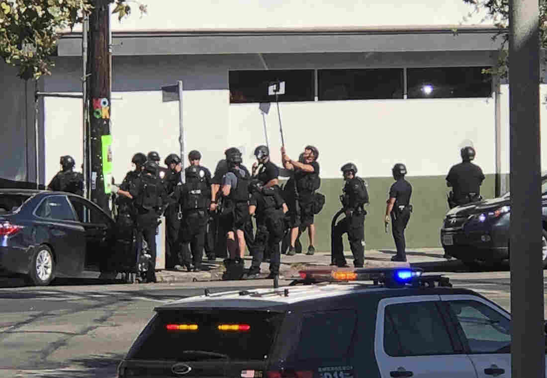 Man in LA standoff arrested on murder charge