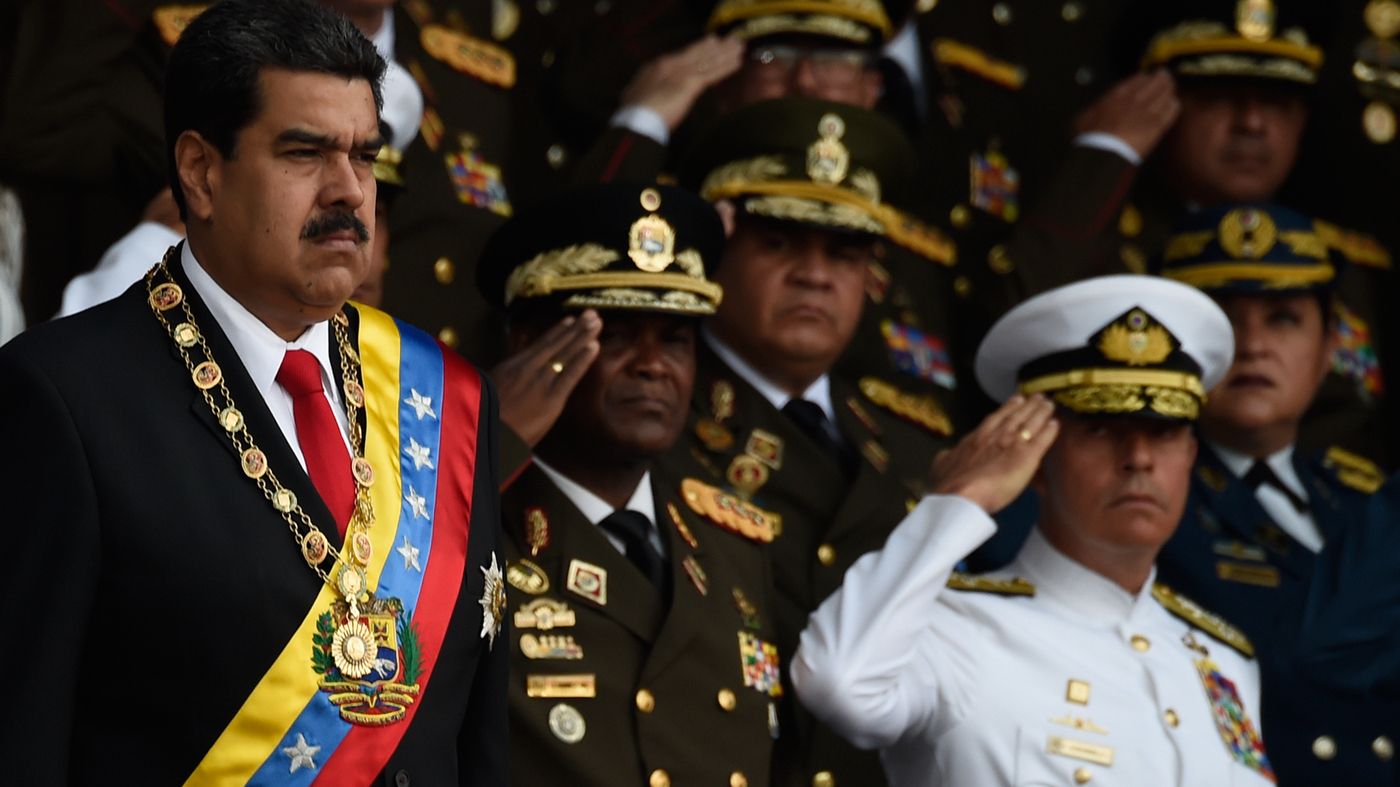 Kesetiaan militer adalah kunci mempertahankan kekuasaan. Karenanya, Presiden Nicolas Maduro disebut melanggar UU anti kekerasan yang telah ditandatanganinya pada 2013 demi mempertahankan kekuasaan, merujuk pada kasus kematian Kapten Rafael Acosta (Kedit: Juan Barreto/AFP/Getty Images, via https://www.npr.org/2018/08/04/635681696/reports-venezuelas-president-maduro-is-unharmed-after-attack)