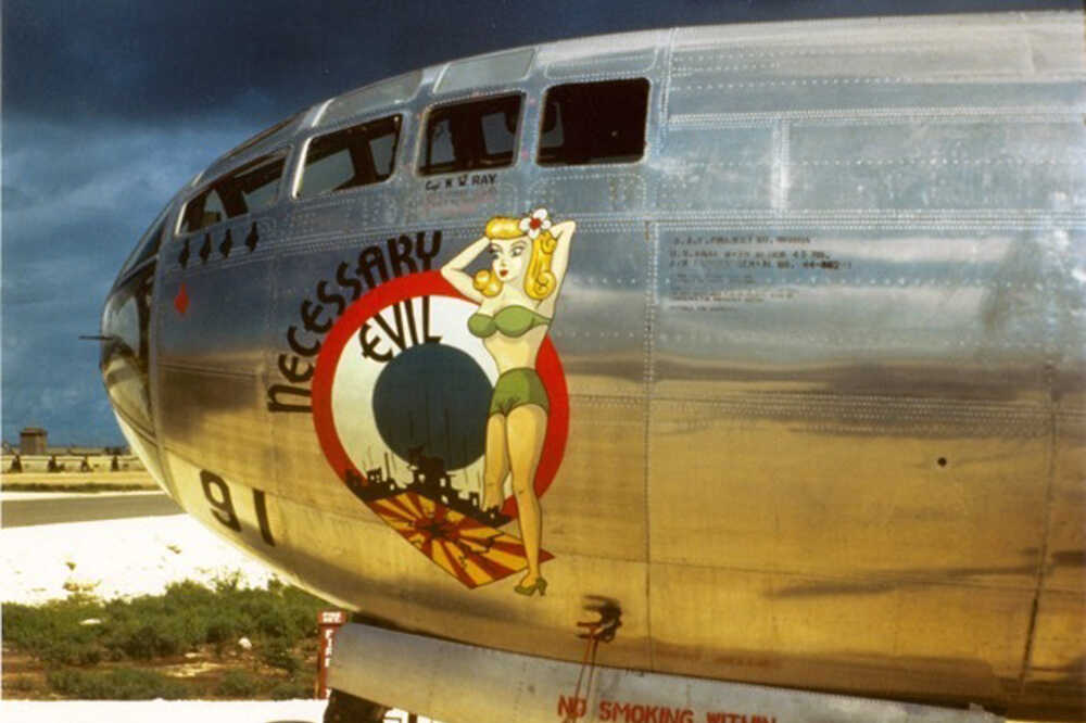 b 29 enola gay plane