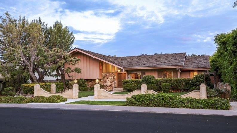 'Brady Bunch' house sells to HGTV after outbidding Lance Bass