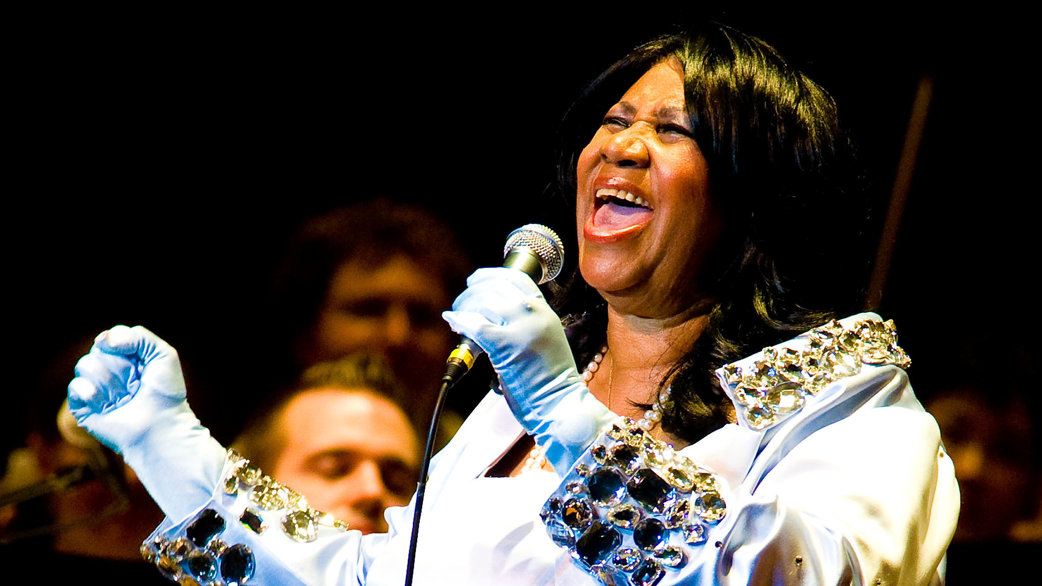Aretha Franklin sings with the Philadelphia Orchestra at the Mann Center for Performing Arts in 2010. (Getty Images)