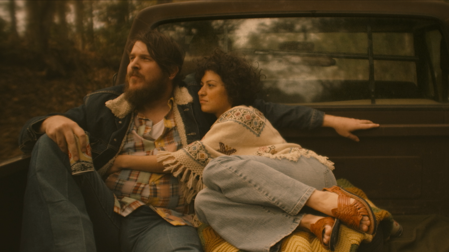 Singer-songwriter Blaze Foley (Ben Dickey) met Sybil Rosen (Alia Shawkat) in 1975. Later, the two lived together in a tree house in the woods.