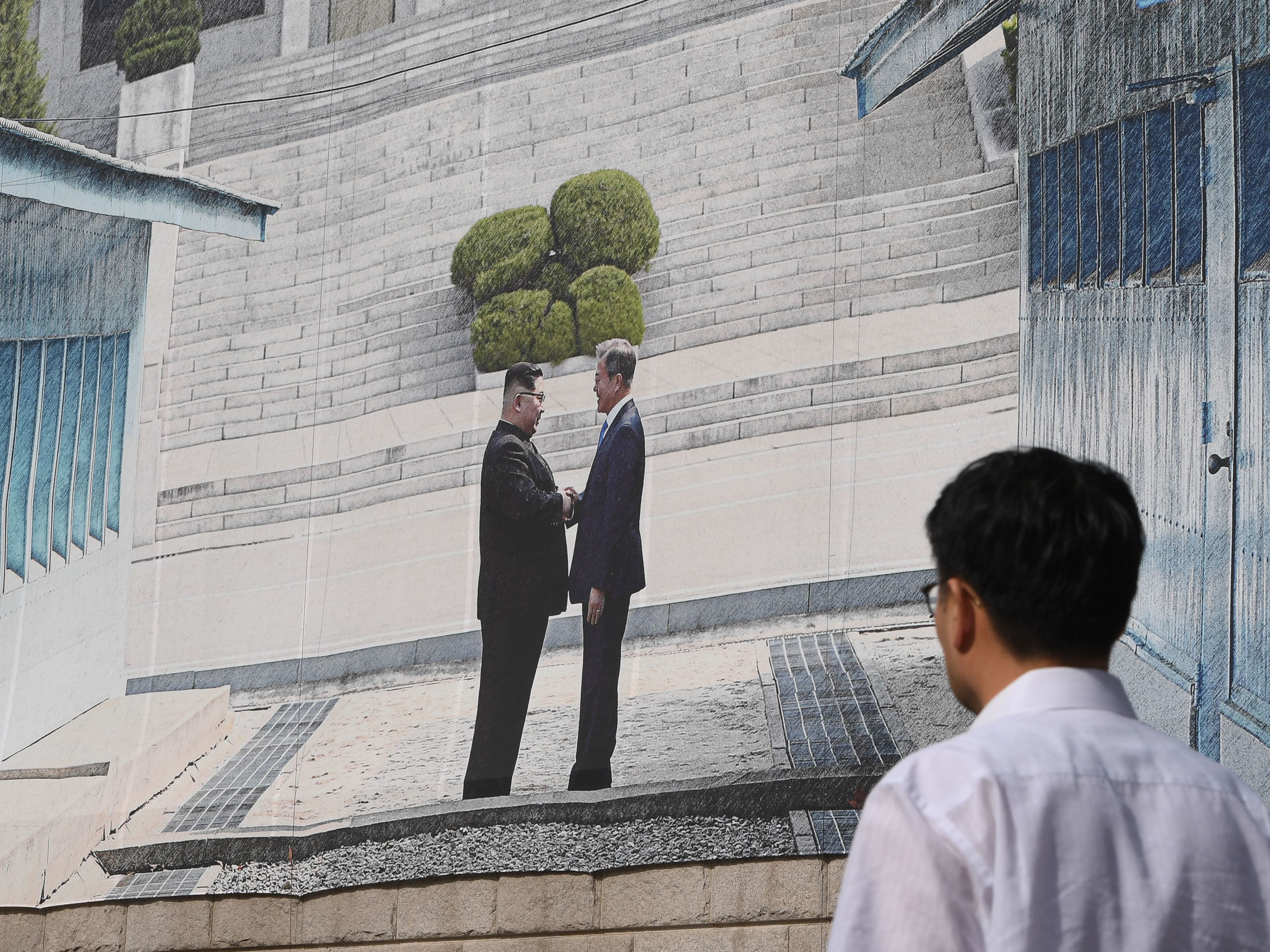 North Korean leader personally met President of South Korea at Pyongyang airport North Korean leader personally met President of South Korea at Pyongyang airport