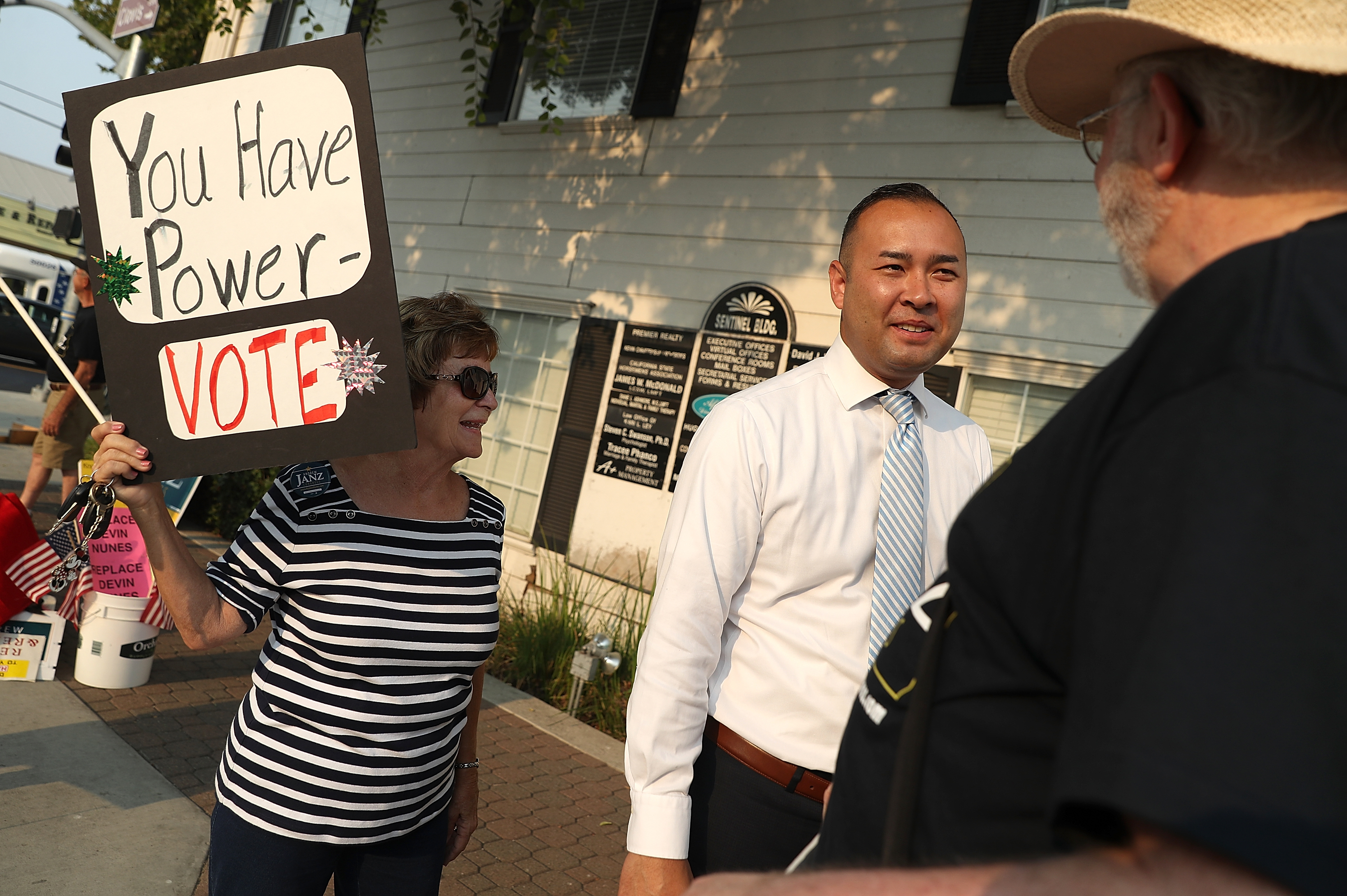 Democrats enter campaign's final stretch flush with cash