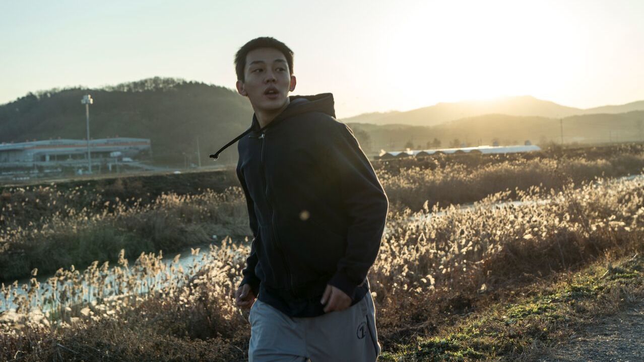 Jong-su (Yoo Ah-in) goes for a run in Burning.