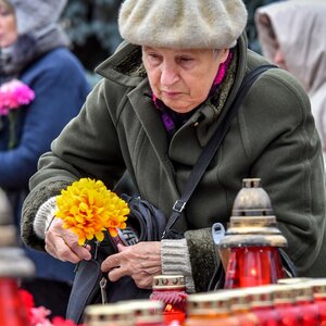 Russians Honor Victims Of Stalin's Purges Outside Moscow Security Headquarters