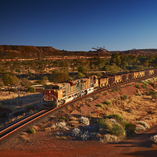 Το τρενάκι τρένων αναβοσβήνει μέσω της δυτικής Αυστραλίας για περισσότερα από 50 μίλια