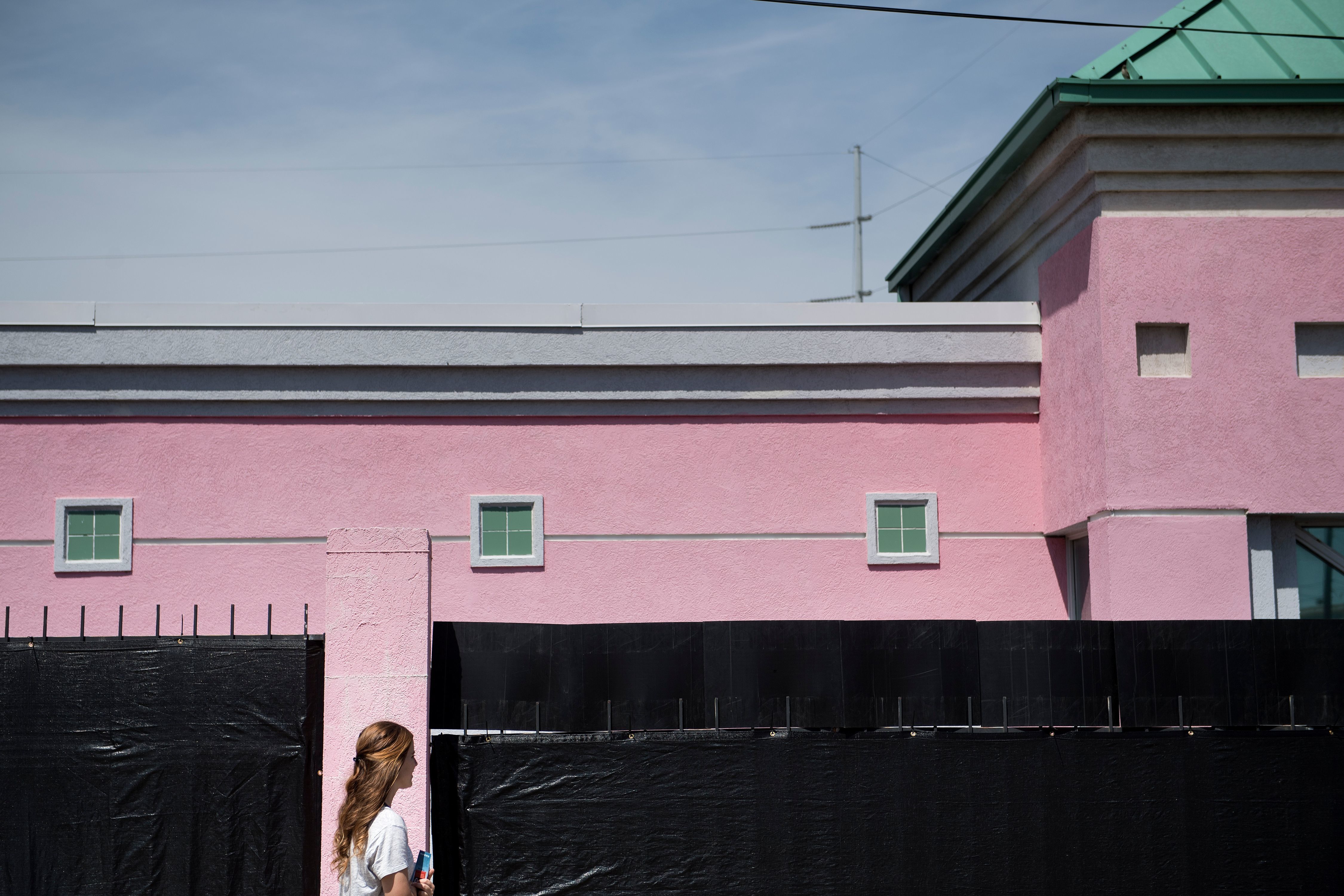 A woman walks into the Jackson Women's Health Organization, the last abortion clinic in Mississippi, on April 5. (AFP/Getty Images)