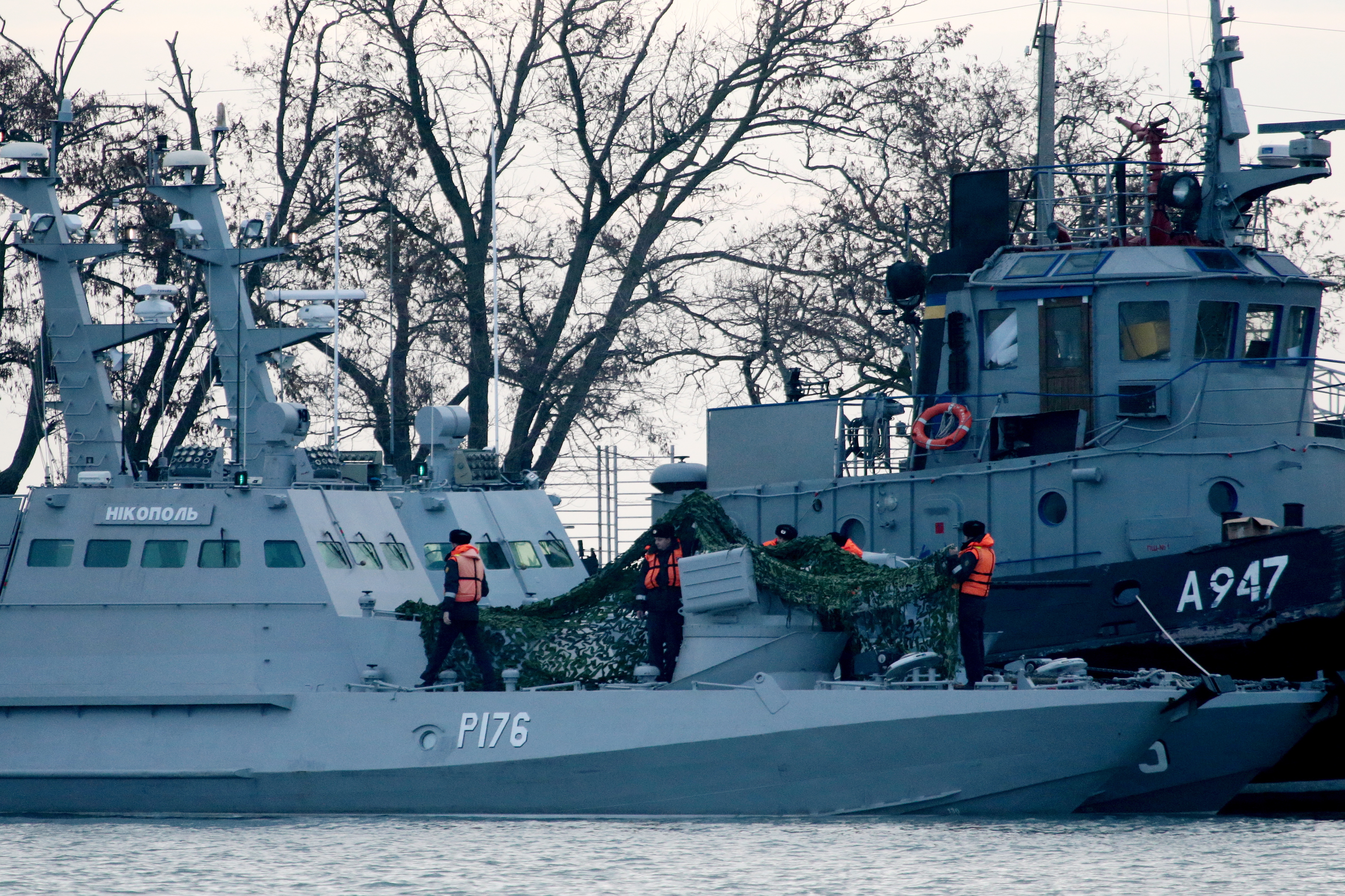 The Nikopol gunboat (left) and the Yany Kapu tugboat of the Ukrainian navy are tugged to the Kerch Seaport. (Sergei Malgavko/TASS via Getty Images)