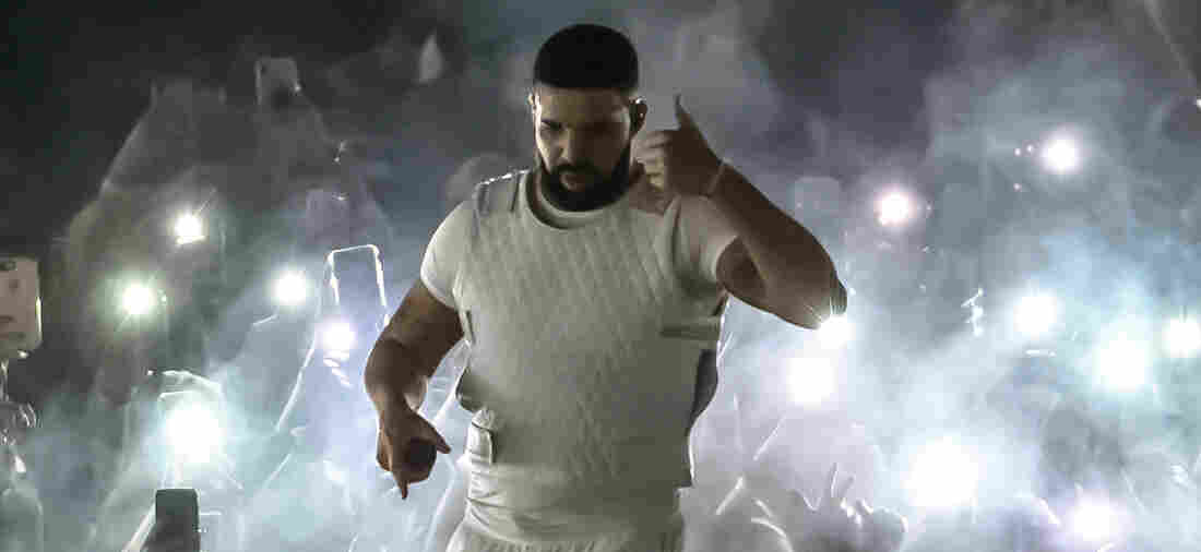Drake performs on stage at American Airlines Arena on November 13, 2018 in Miami, Florida.