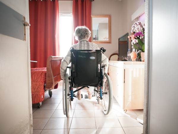 Medicare to cut payments to nursing homes whose patients end up back in the hospital