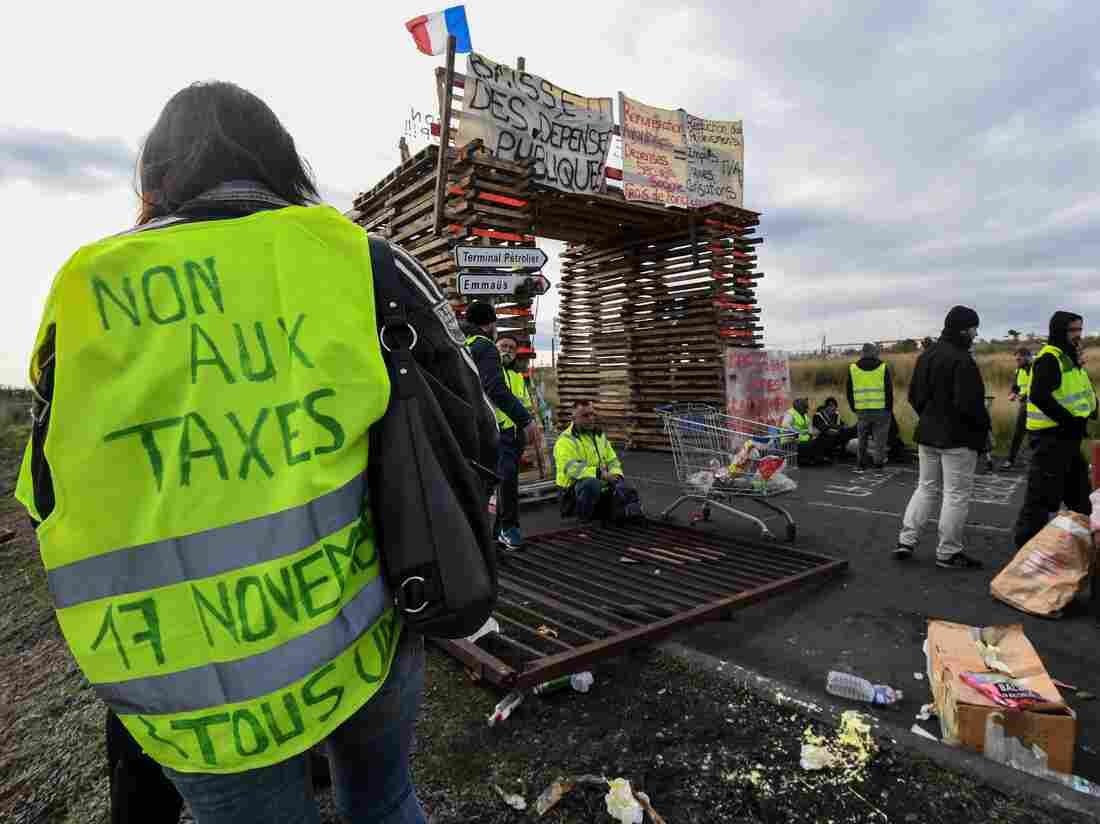 Yellow vests (Gilets jaunes) protesters block the road leading