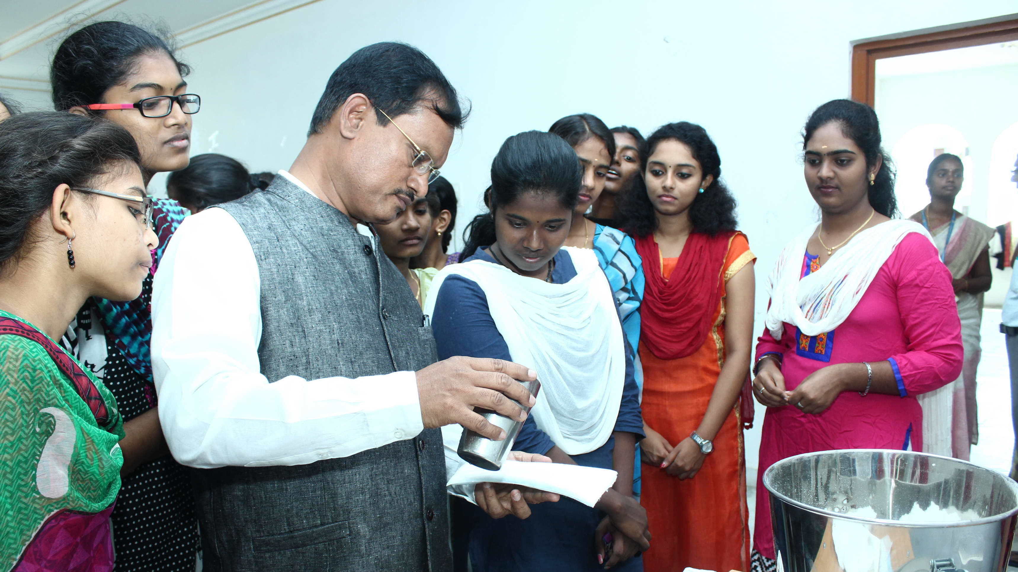 Muruganantham speaks with students about his menstruation pad machine.